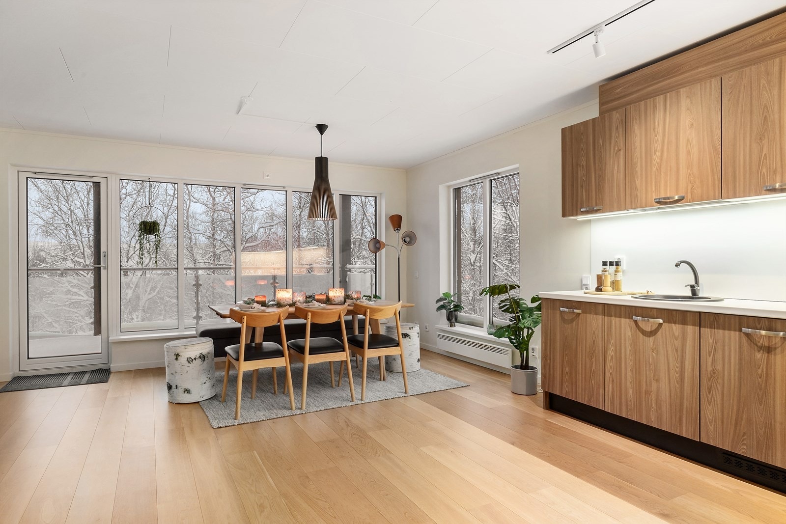 Åpen løsning mellom stue og kjøkken gir gode møbleringsmuligheter. Her innredet med et romslig spisebord. Galleribilde