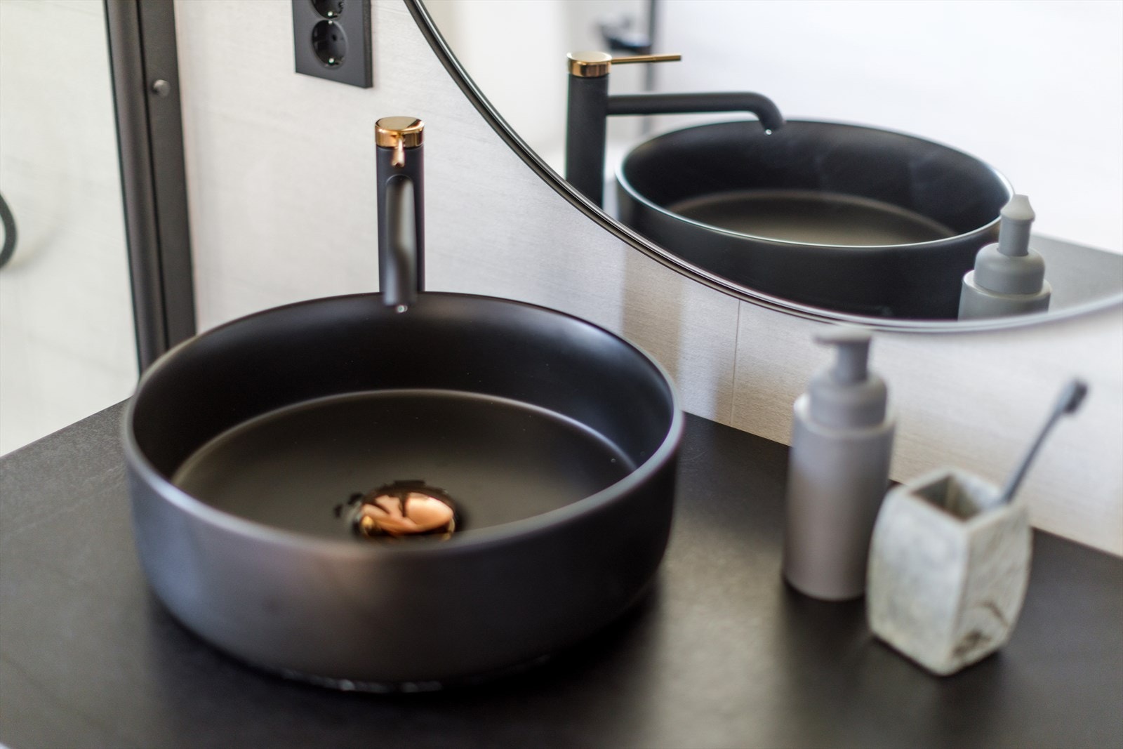 Badet har tidsriktig innredning med moderne fliser, og en stilfull design som skaper en innbydende og funksjonell atmosfære. Galleribilde
