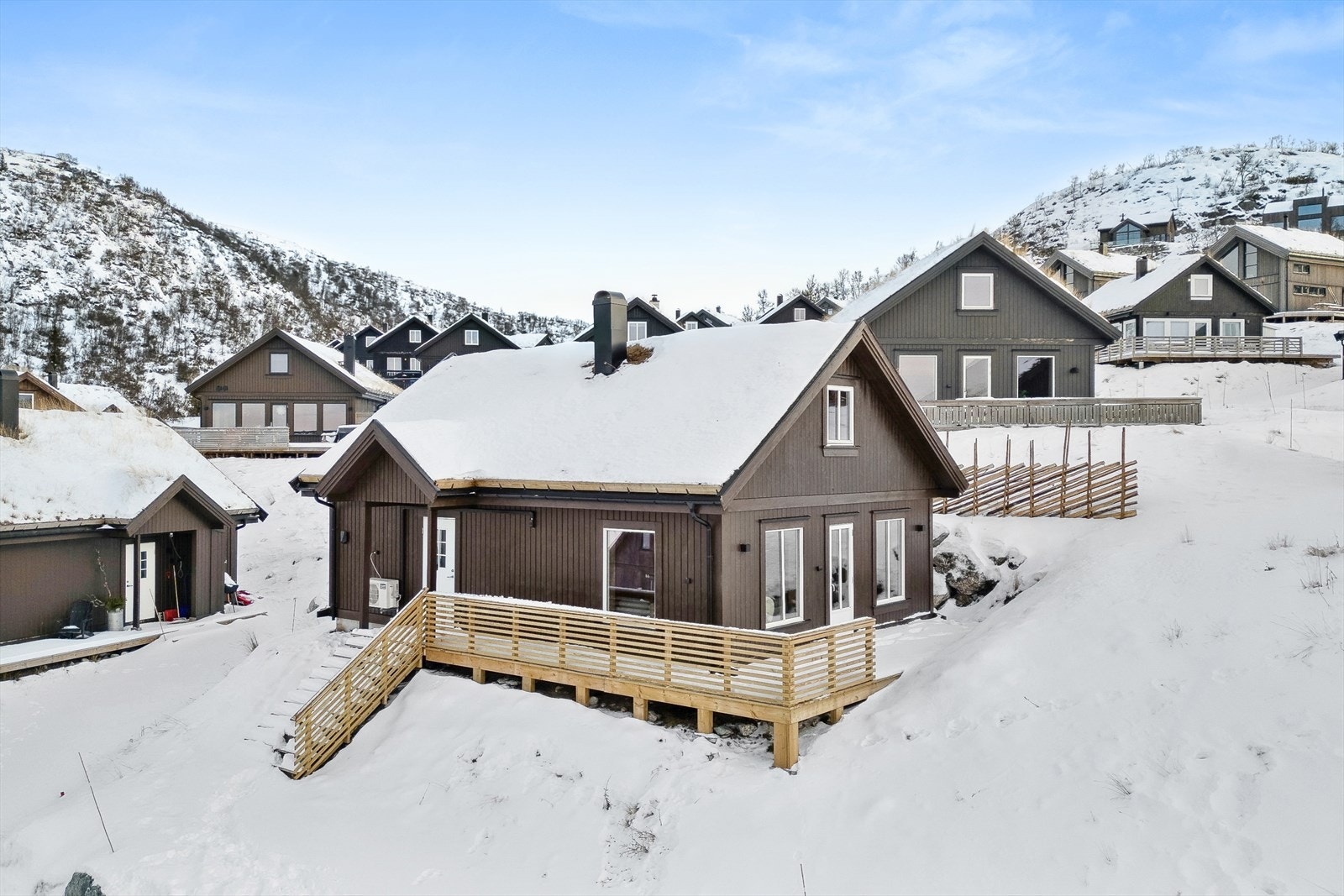 Velkommen til en flott og arealeffektiv hytte med perfekt beliggenhet for ski inn/ut til både langrenn og alpin. Galleribilde