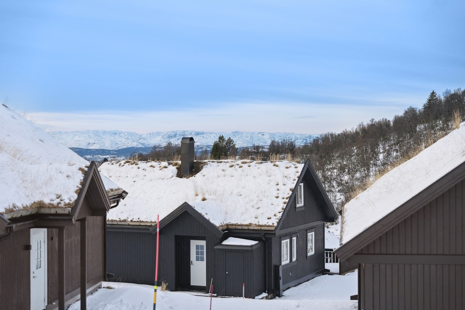 Her kan du nyte utsikten og flotte solnedganger. Om morgenen kan du glede deg over en kopp god kaffe og den vakre utsikten over Raulandsfjellene, som bader i rosa lys. Galleribilde