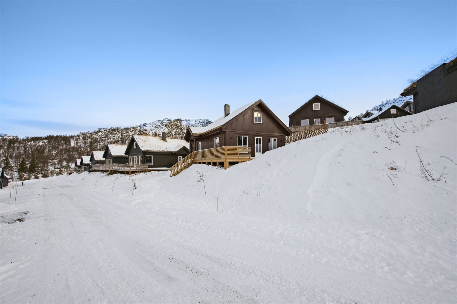 Skitrekket har en flott beliggenhet med hyggelige naboer. Her finner du mennesker i alle aldre, og i flere av hyttene er det barn. iPad og PlayStation legges bort, og barna møtes ute for å leke sammen. Galleribilde