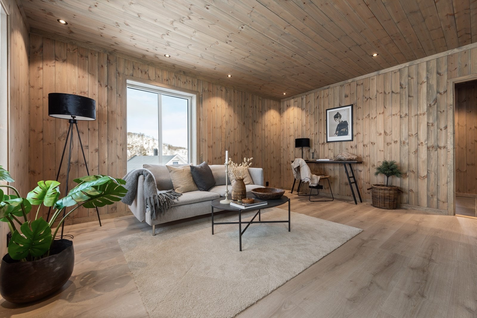 Stua har god plass og har store vindusflater som slipper inn rikelig med lys. Galleribilde