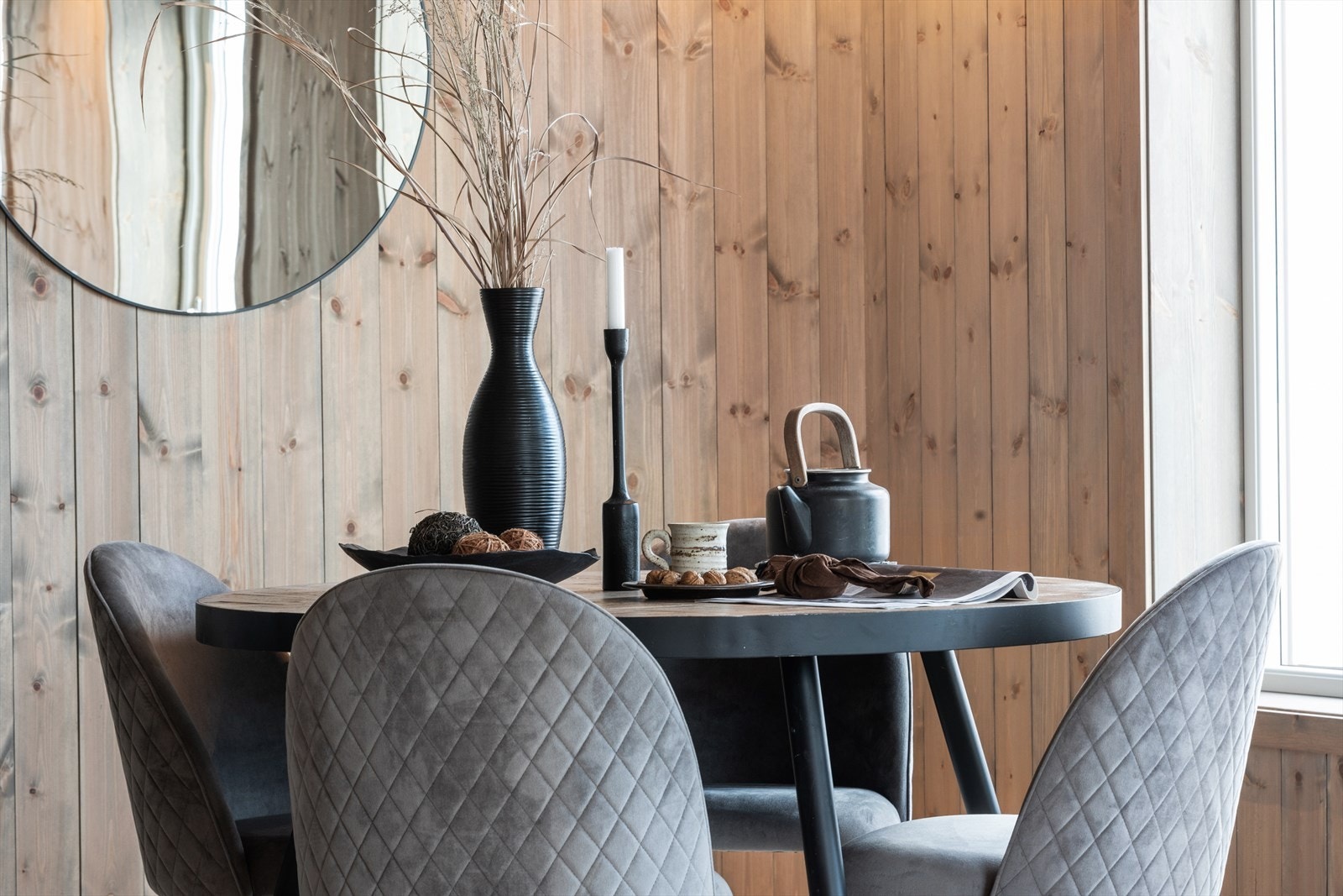 Stua er møbleringsvennlig og det er god plass til både spisestue og salong. Her har du god plass til både spisestue og salong. Galleribilde