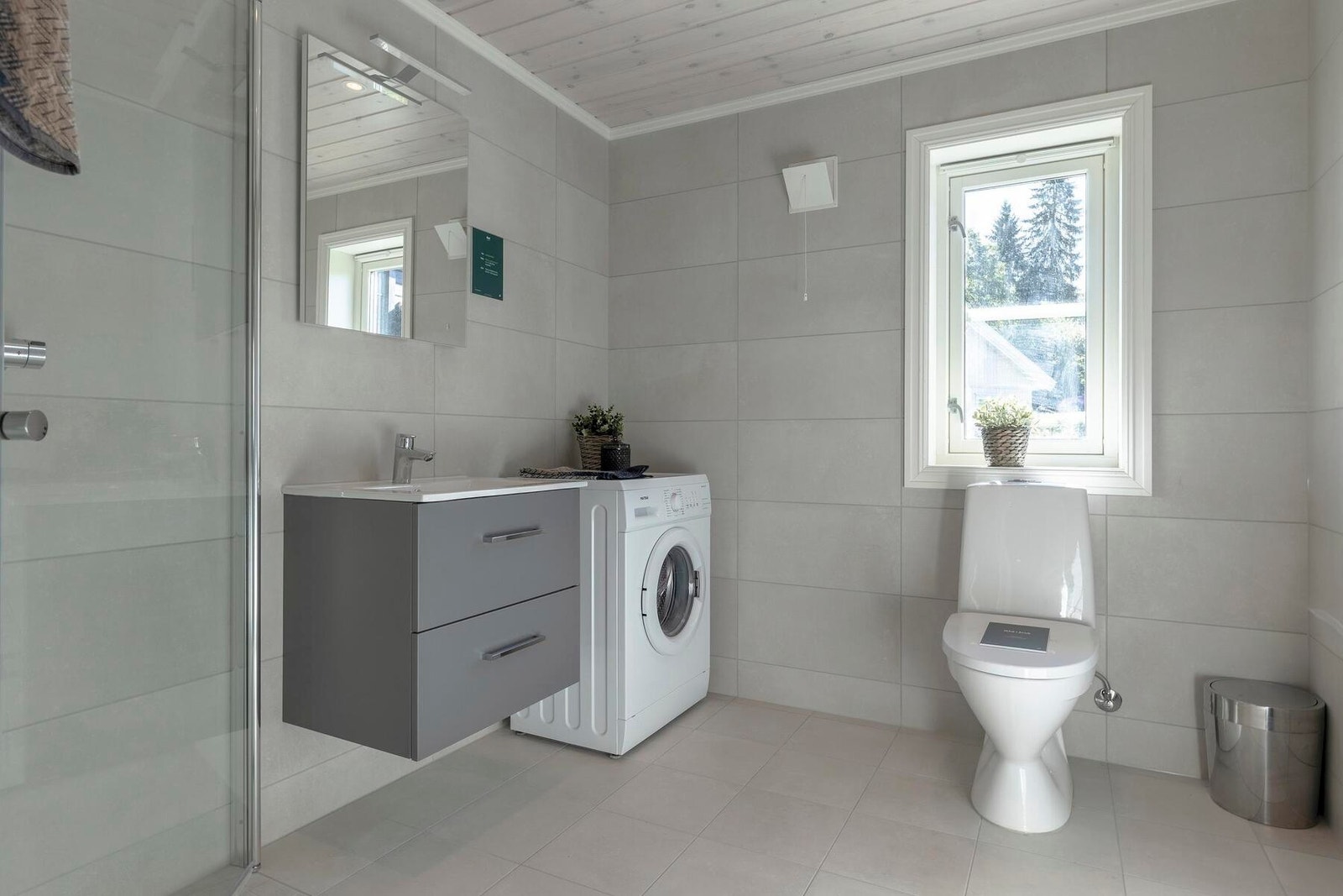 Lekkert flislagt bad.
Foto fra vår visningshytte på Hellerudsletta Galleribilde