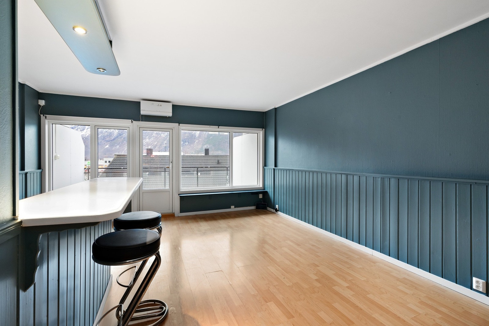 Stue/kjøkken med store vindusflater og utgang til balkong Galleribilde