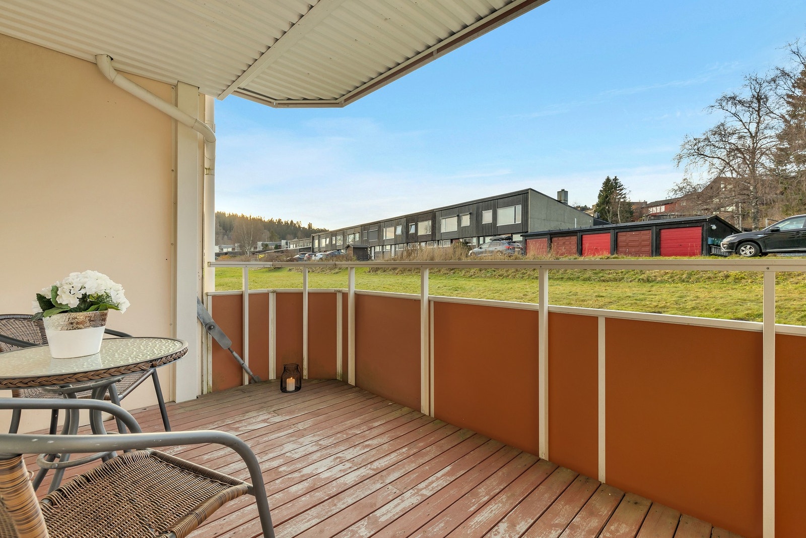 Vestvendt balkong med gode solforhold. Galleribilde