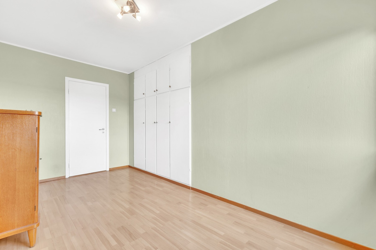 Også her er det plassbygde garderobeskap. Galleribilde