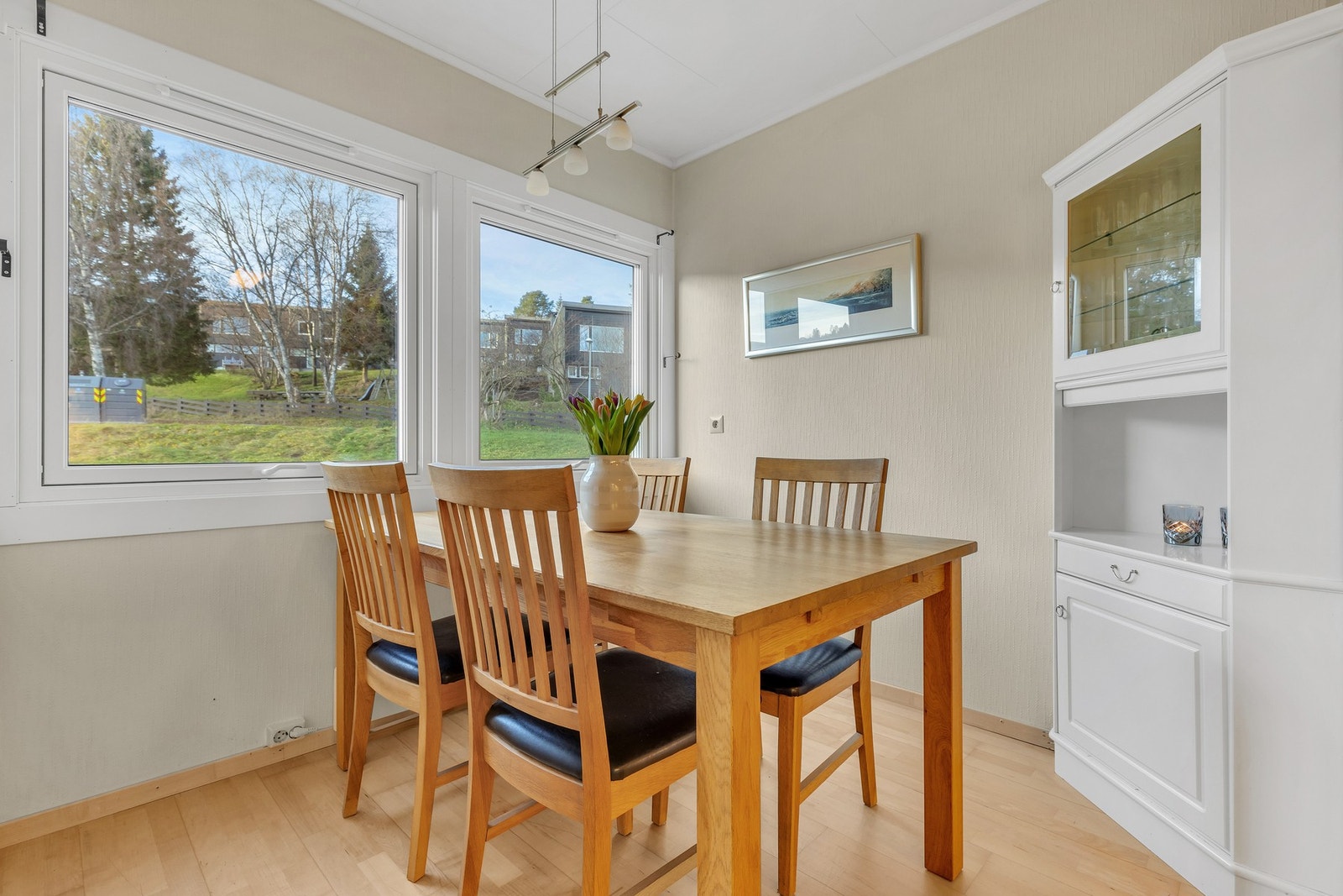 Størrelsen på rommet gjør at det er god plass til spisebord. Galleribilde