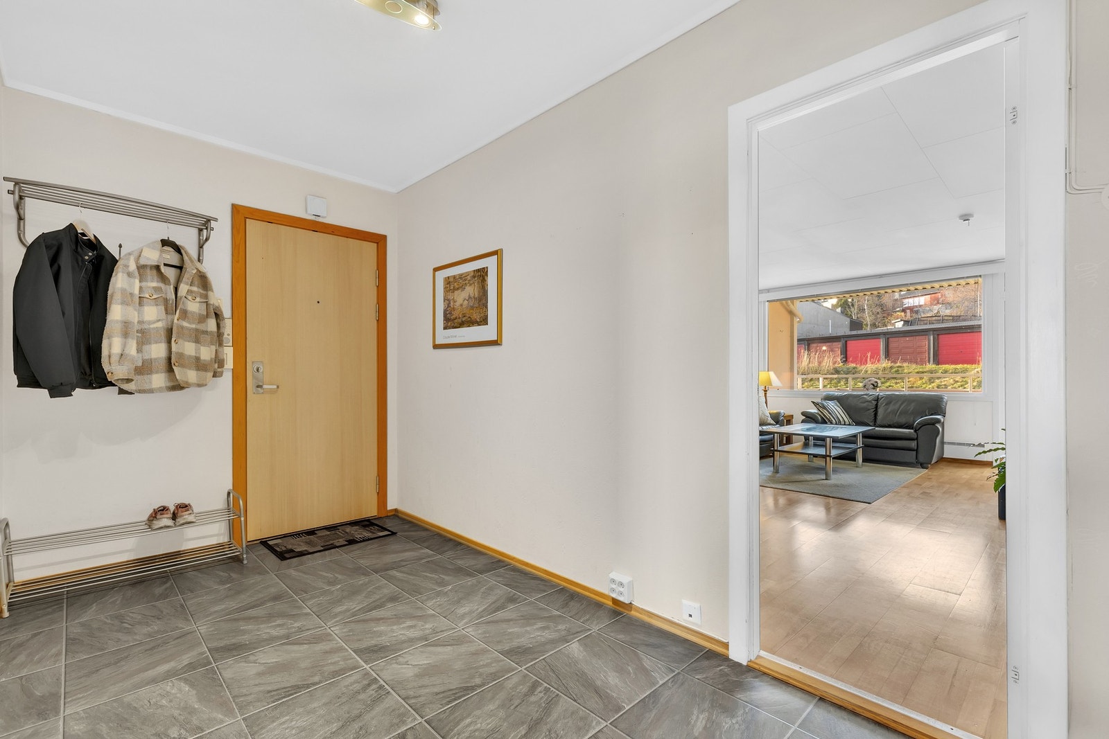 Entré/gang på 7,7 kvm med plass for skooppbevaring og klesoppheng. Galleribilde