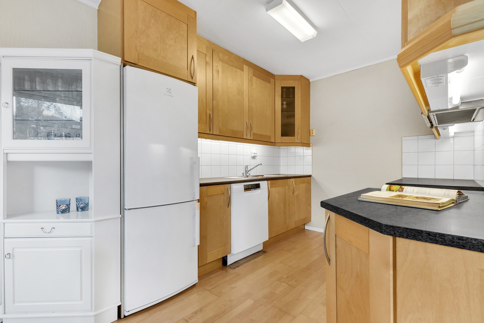 Kjøkkenrom på 12,3 kvm med innredning fra 2004. Galleribilde