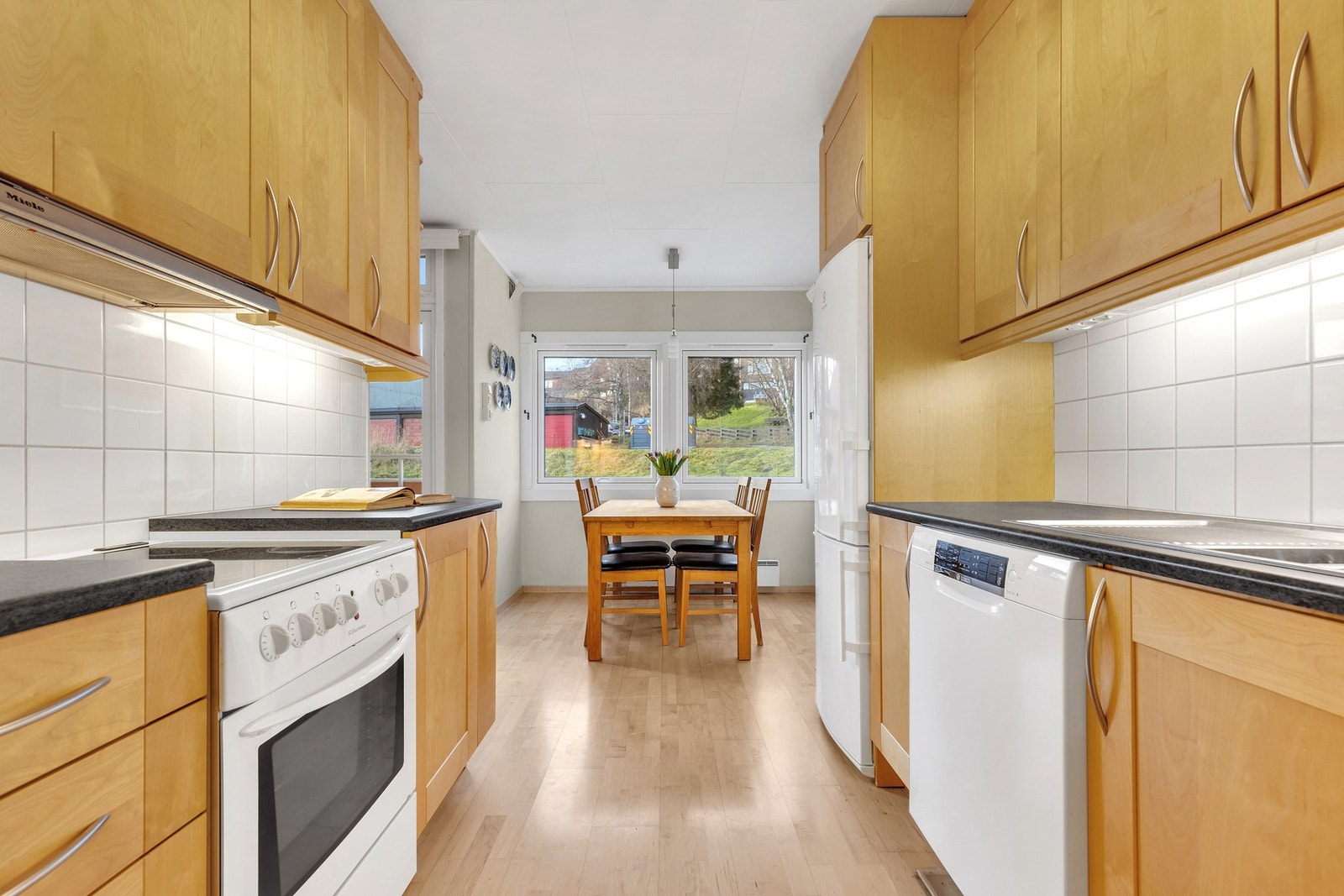 Innredningen innehar rikelig med lagringsplass i skuffer og skap. Galleribilde