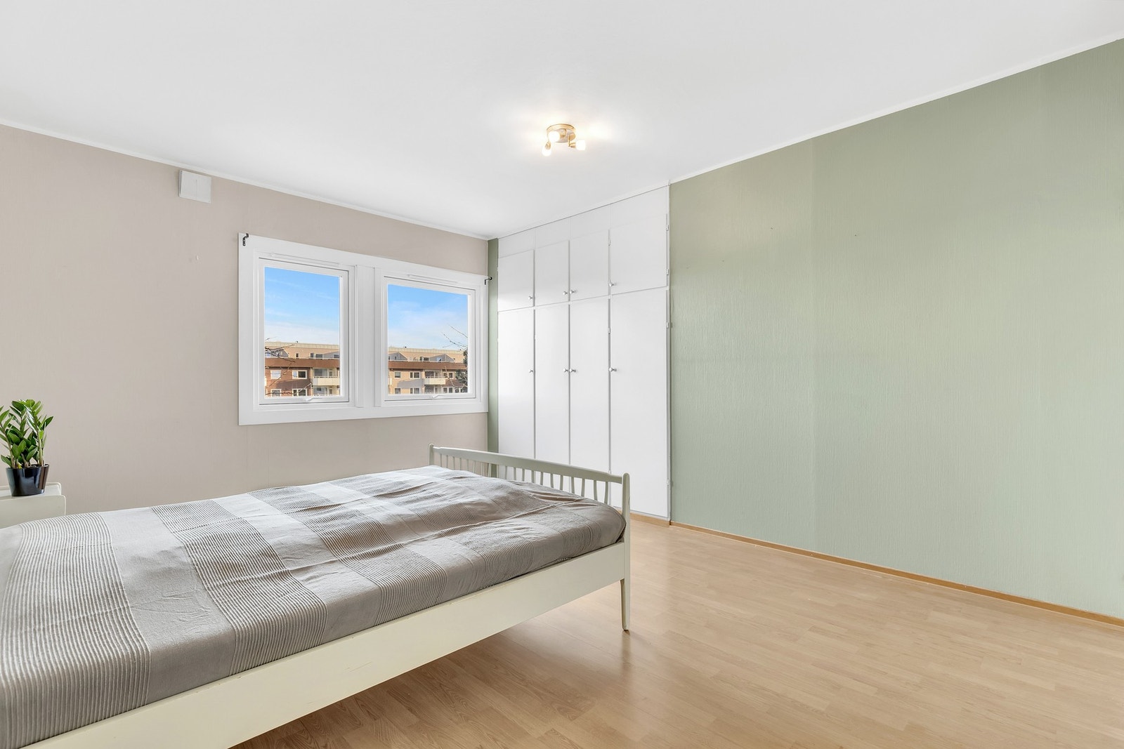 Rommet har plassbygde garderobeskap. Galleribilde