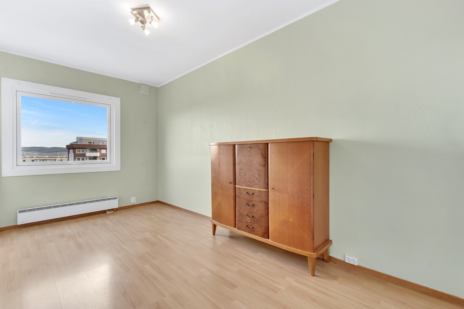 Soverom 2 er på 10,1 kvm og fungerer utmerket som barnerom, gjesterom eller kontor. Galleribilde