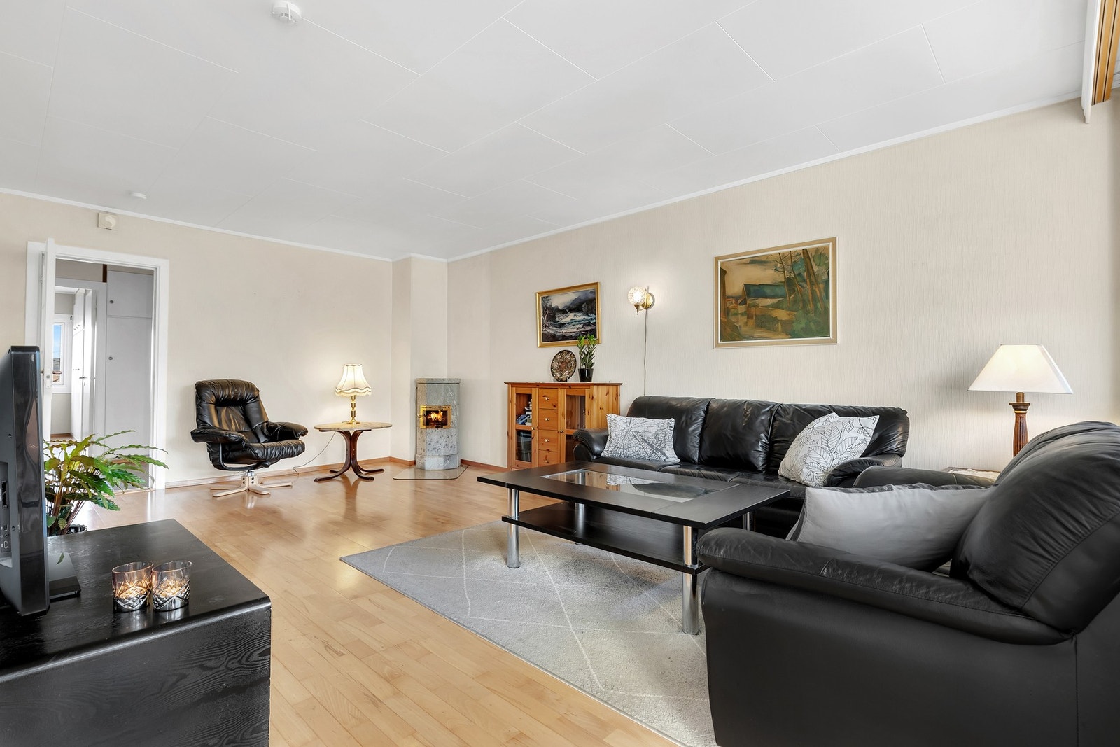 Her er det god plass til både sofaseksjon og spisebordsone. Galleribilde