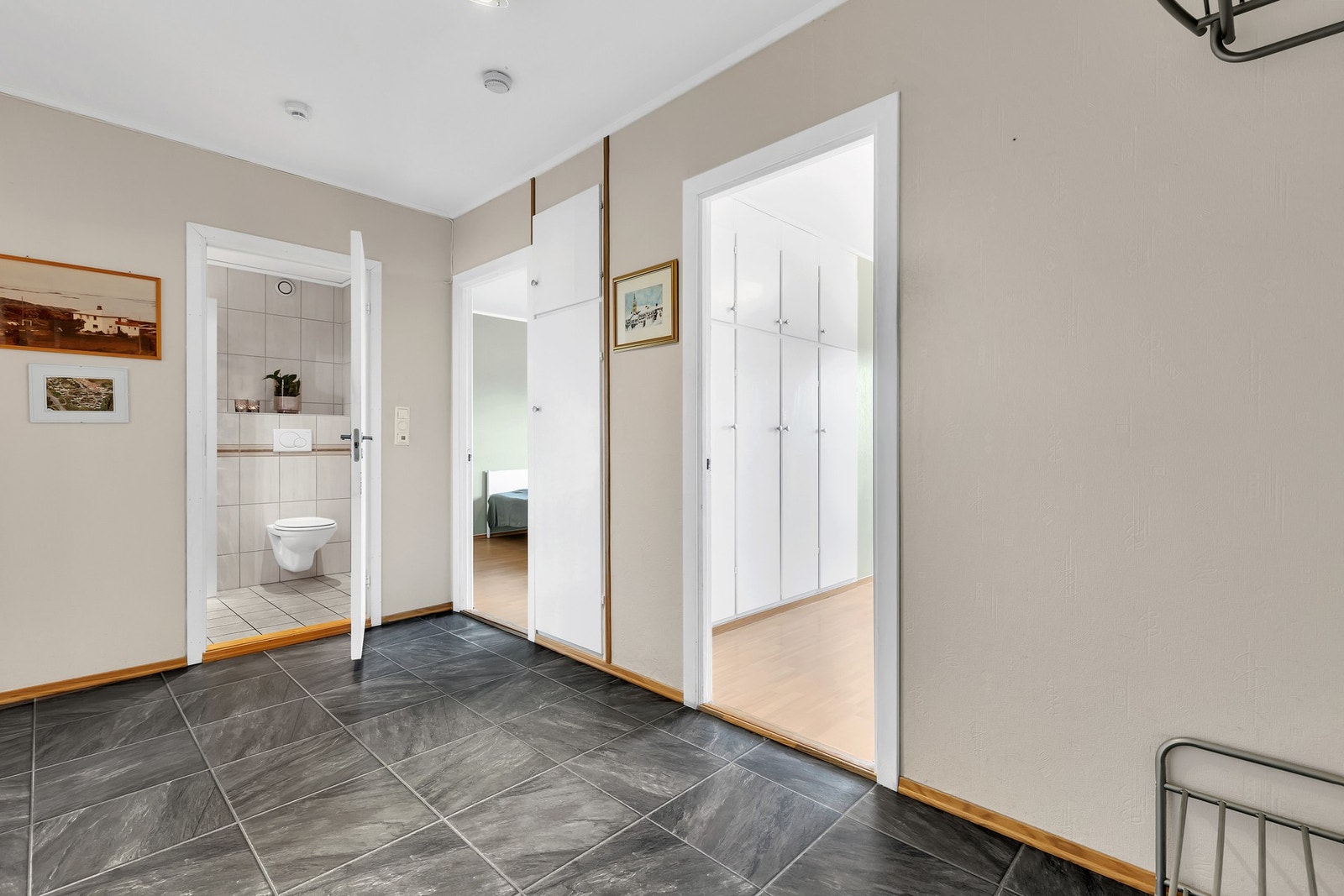 Entré/gang på 7,7 kvm med plass for skooppbevaring og klesoppheng. Galleribilde