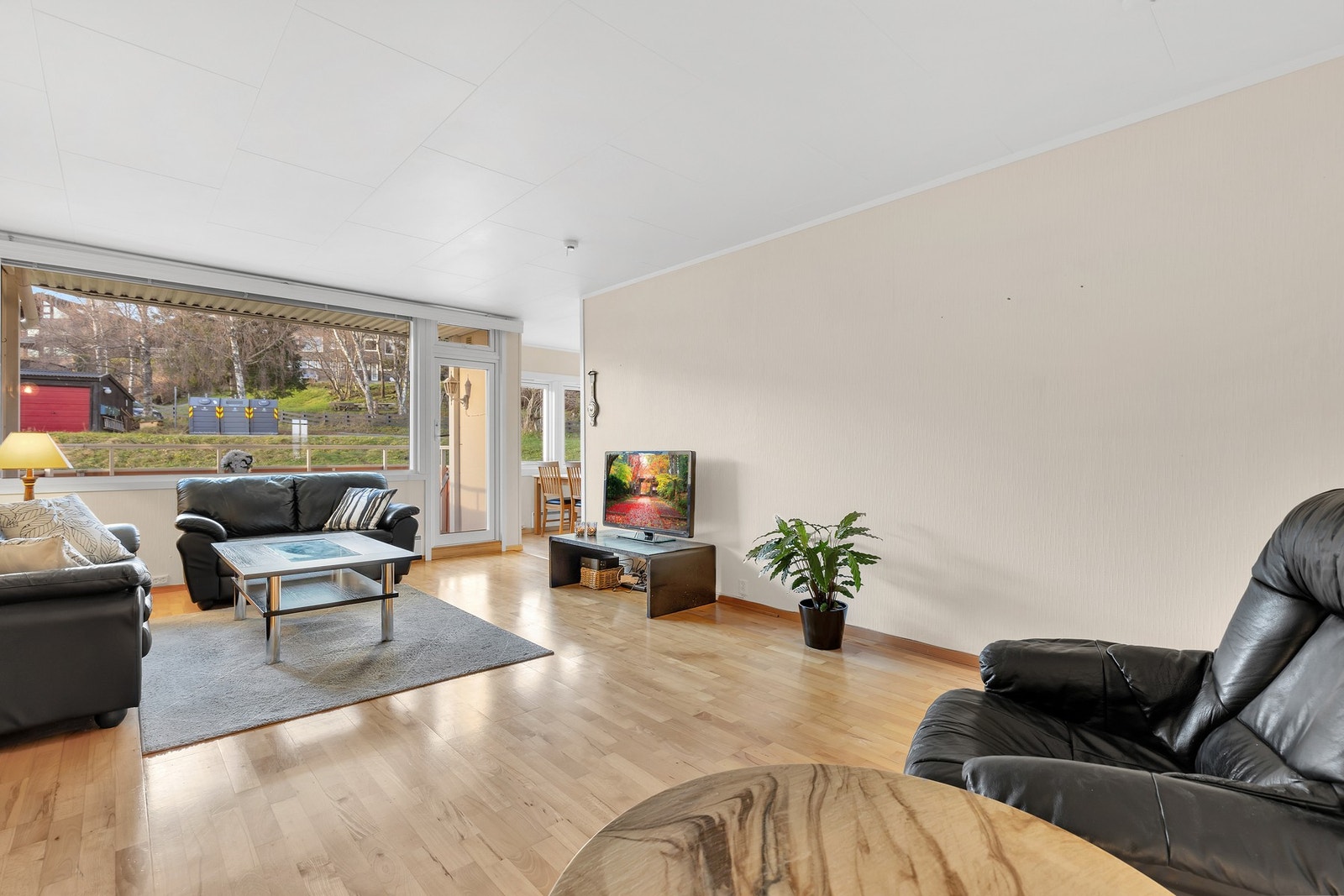 Romslig stue på 22,6 kvm med store vindusflater som gir rikelig med naturlig lysinnslipp. Galleribilde