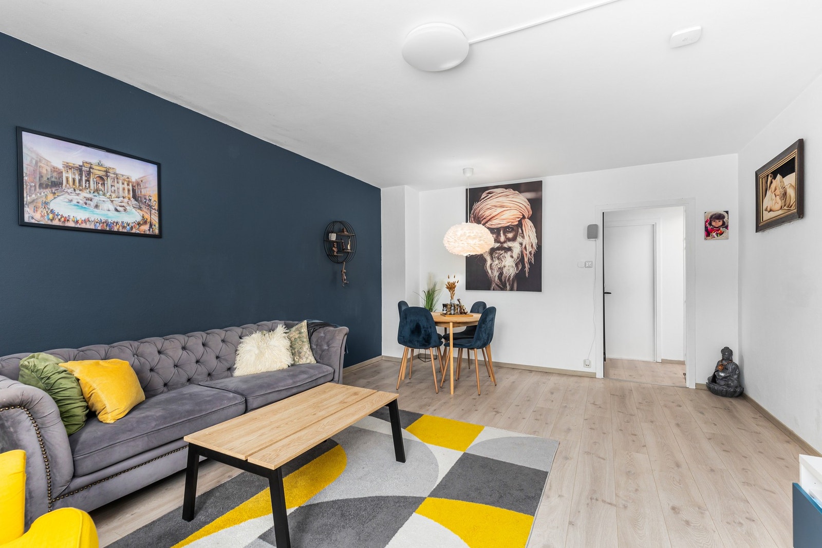 I stuen går det et pipeløp der det er mulig å etablere et ildsted om ønskelig. Galleribilde