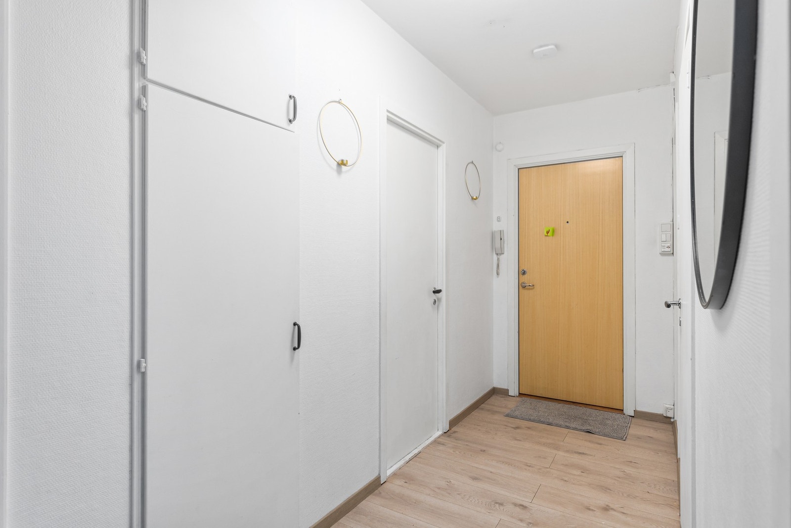 Entré/gag på 6 kvm utstyrt med et plassbygd garderobeskap. Galleribilde