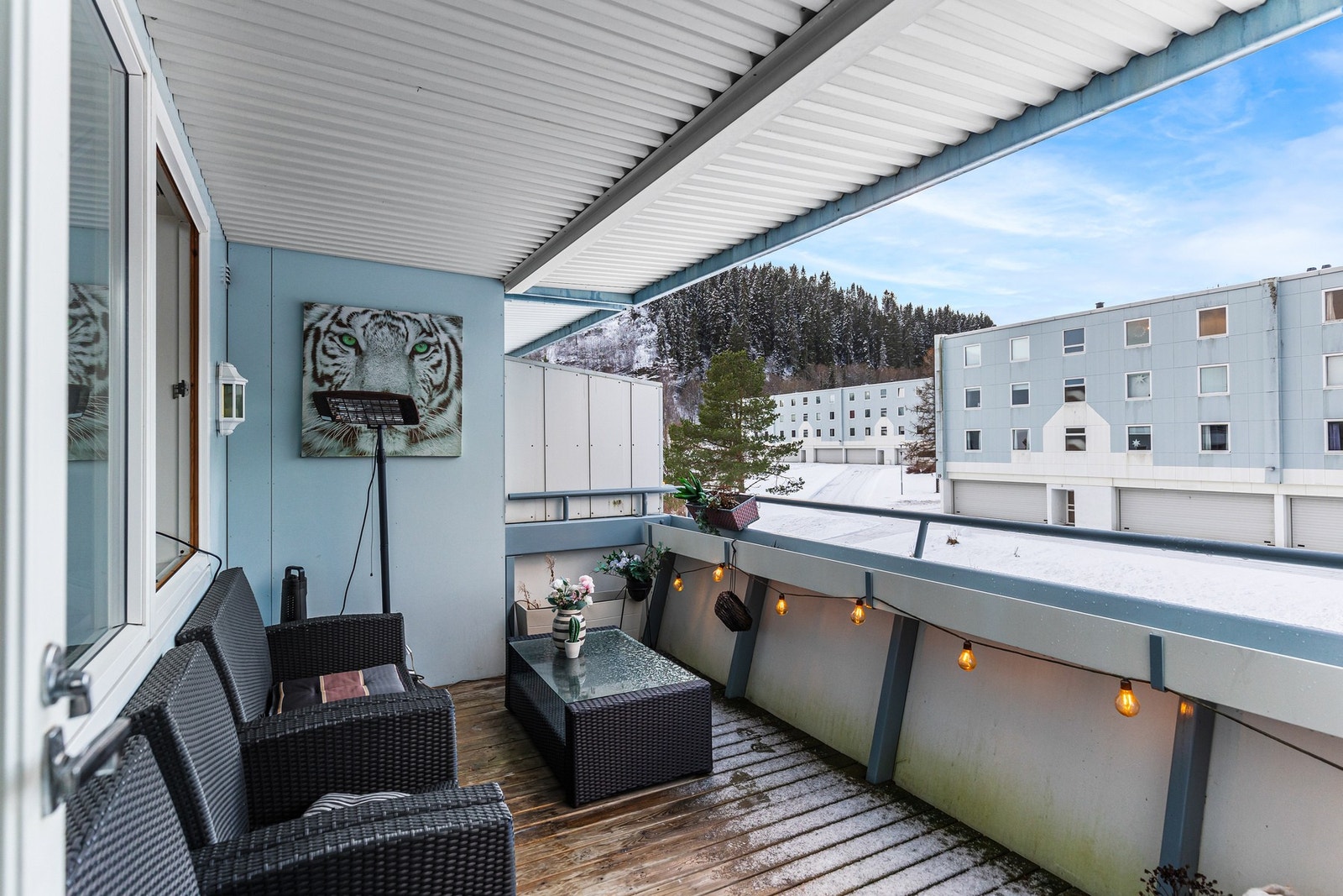 Vestvendt balkong med gode solforhold på sommerstid. Galleribilde