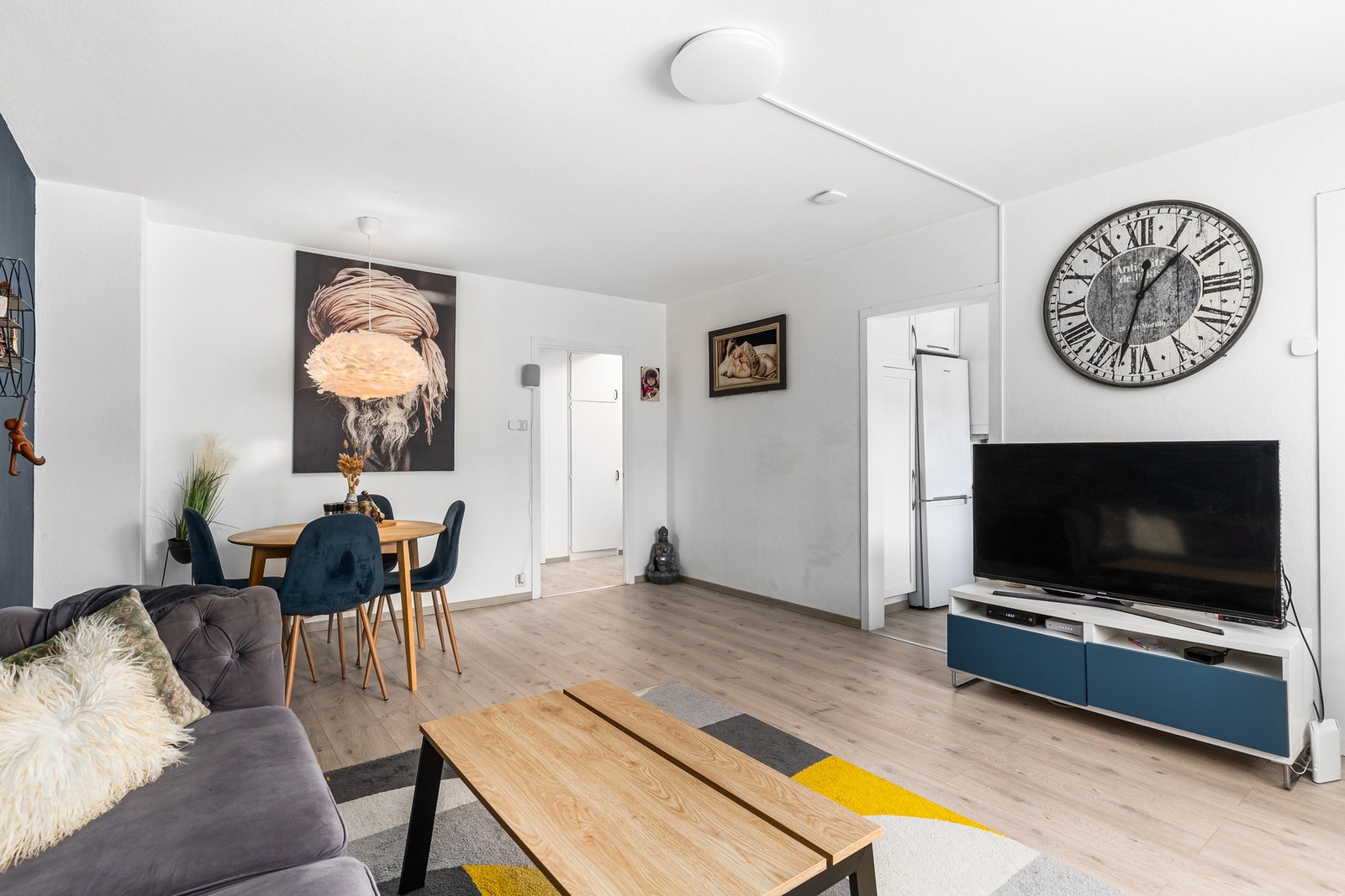 Per i dag er stuen innredet både med sofaseksjon og spisebordsone. Galleribilde