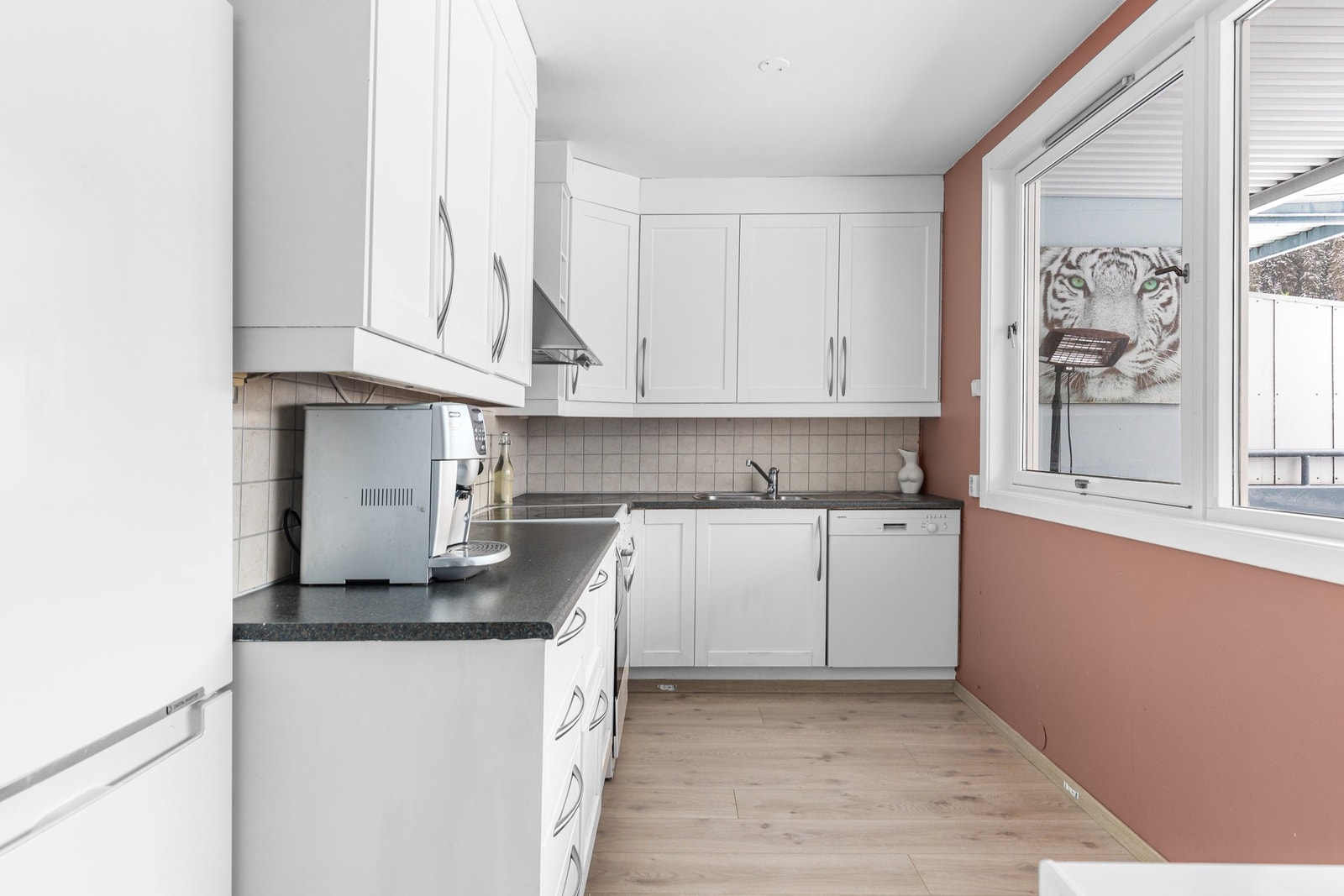 På kjøkkenet er det store vindusflater som bidrar til godt naturlig innlys. Galleribilde