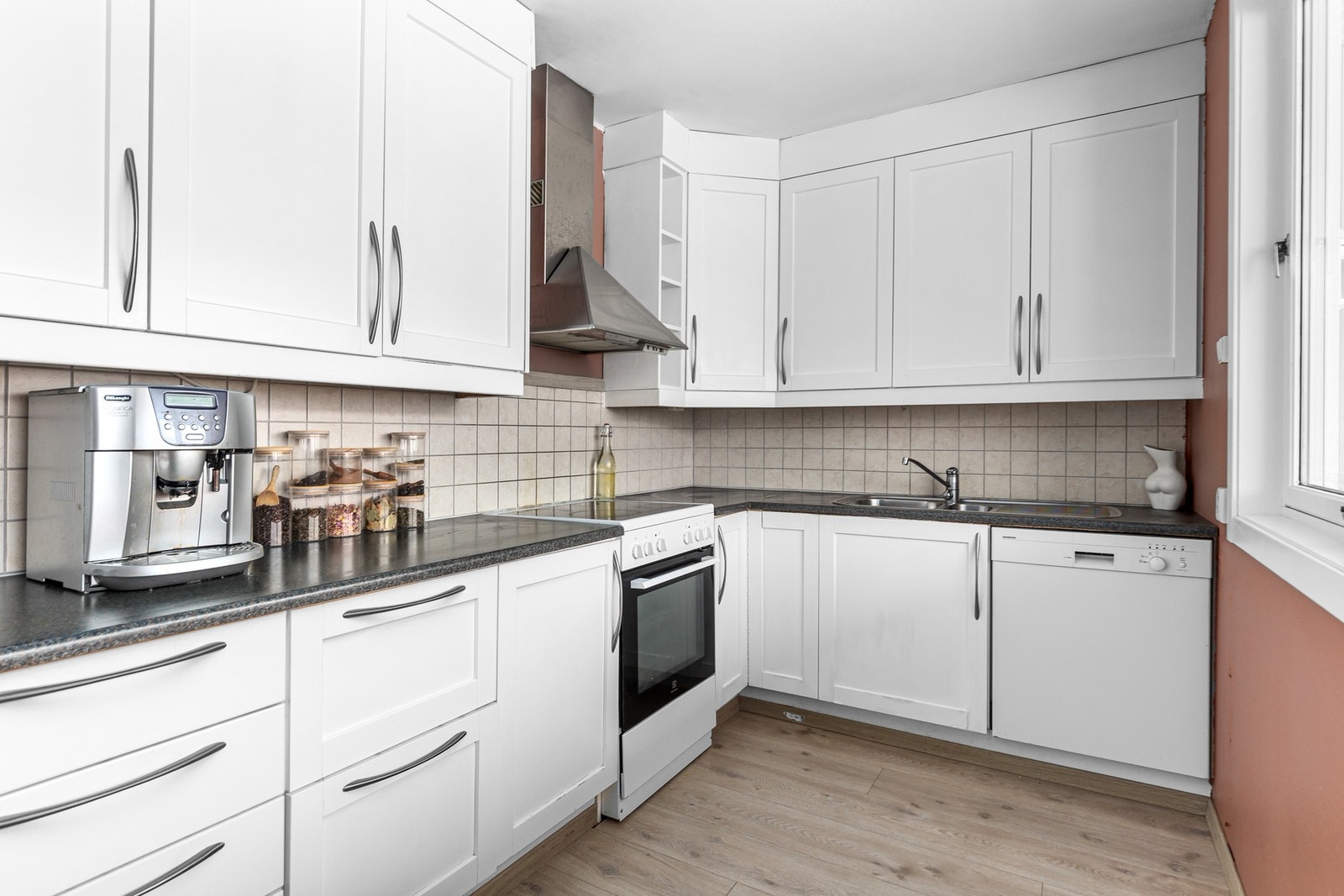 Romslig kjøkken med god lagringsplass i skuffer og skap. Galleribilde