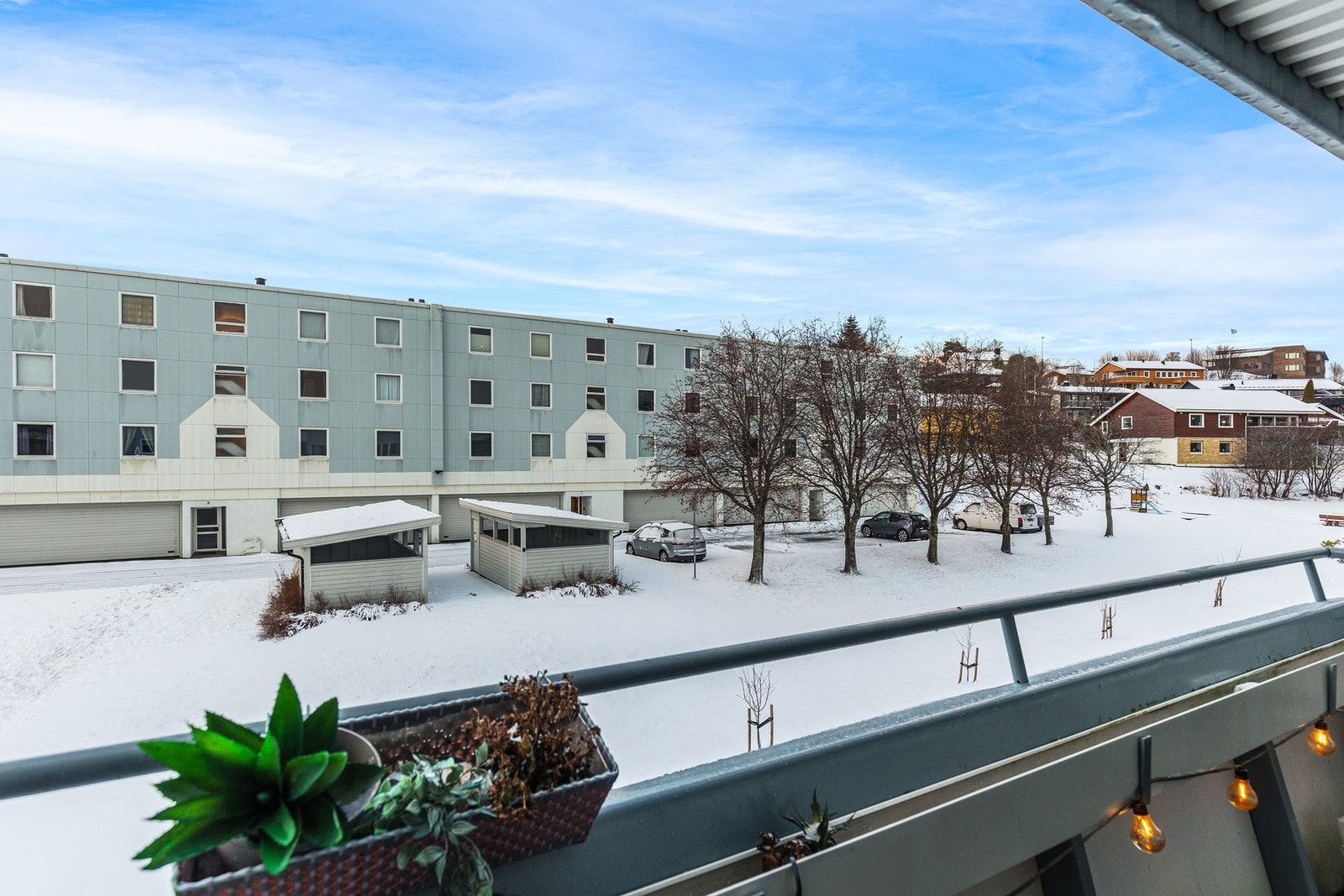 Balkongen har god plass til sittegruppe, og har behagelig avstand til naboblokken. Galleribilde