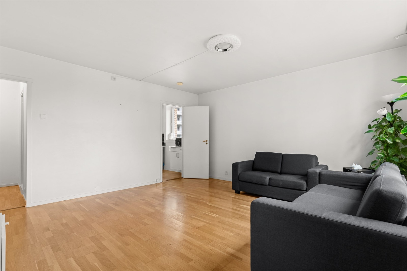 En lys og romslig 2-roms hjørneleilighet på Karihaugen/Ellingsrud. Galleribilde