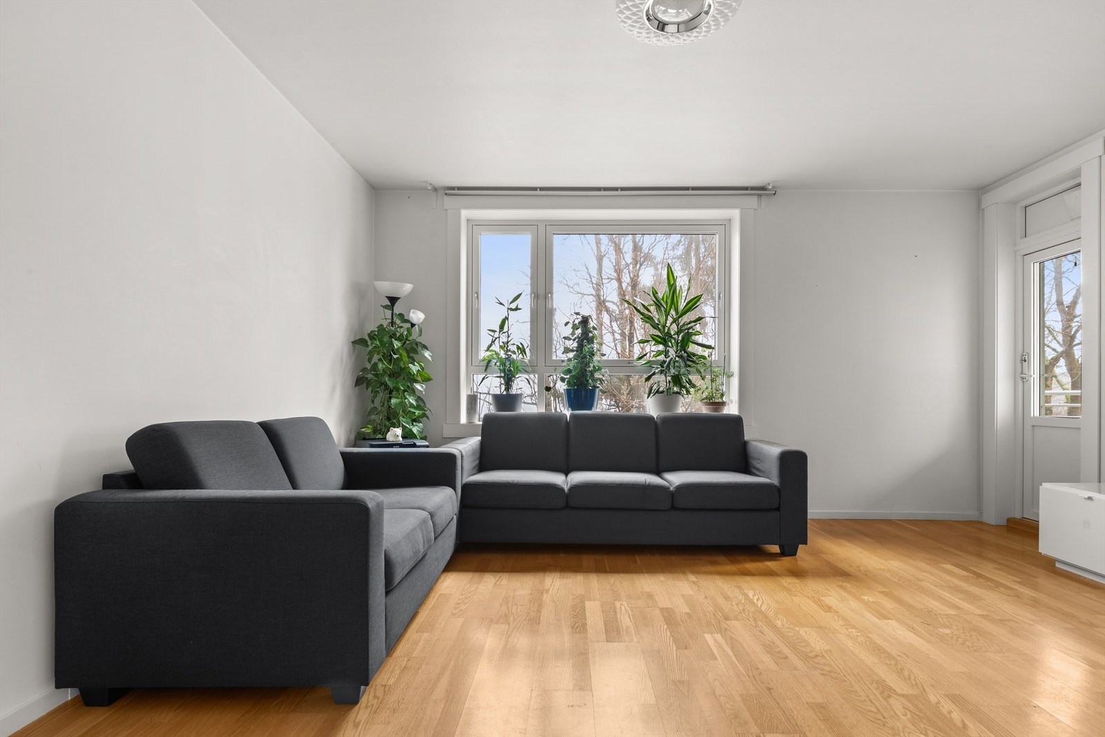 Stuen er av god størrelse og kan enkelt innredes med en hyggelig sofagruppe, tilhørende sofabord og annet stuemøblement etter eget ønske og behov. Galleribilde