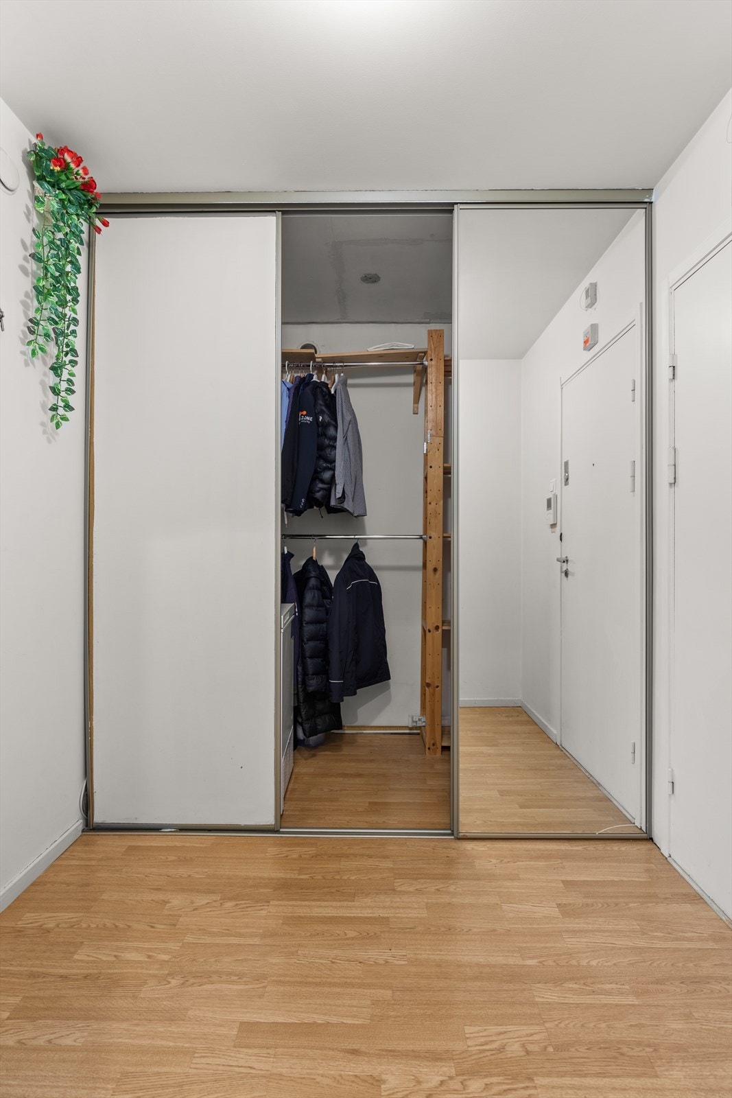 God oppbevaring i praktisk, romslig skyvedørsgarderobe. Galleribilde