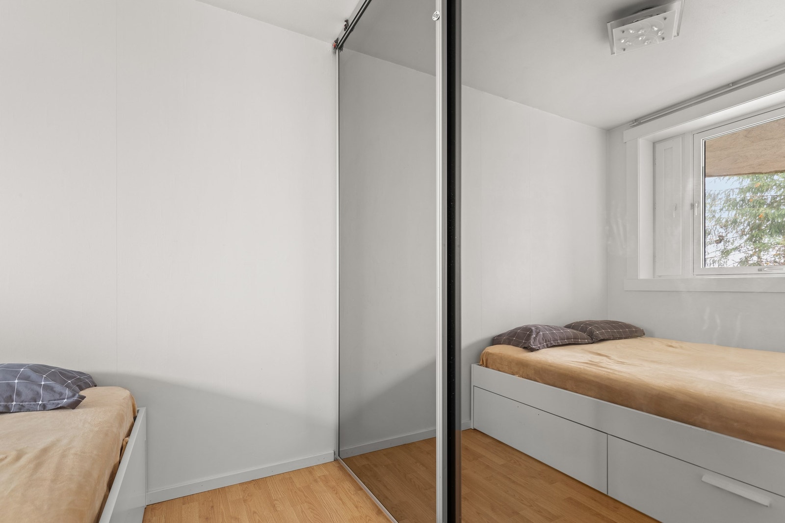 God oppbevaring i romslig skyvedørsgarderobe med speilfronter. Galleribilde