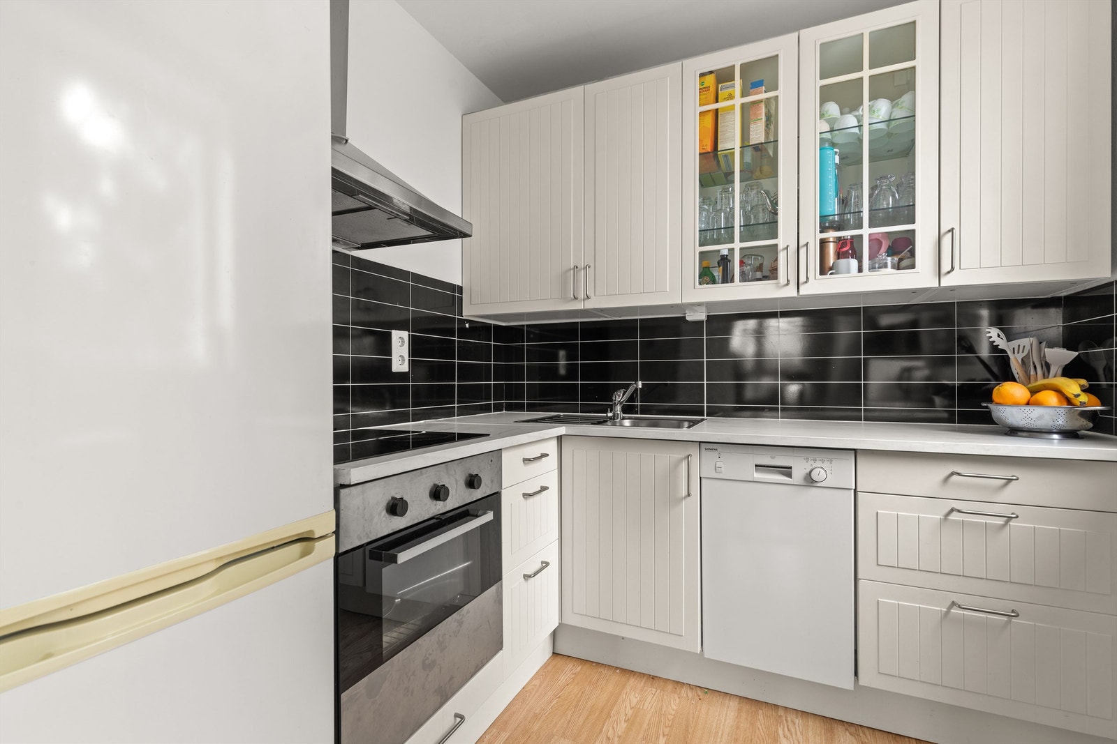 Hvitevarene består av frittstående kjøleskap med fryserdel, innfelt oppvaskmaskin, integrert komfyr med nedfelt keramisk platetopp. Galleribilde