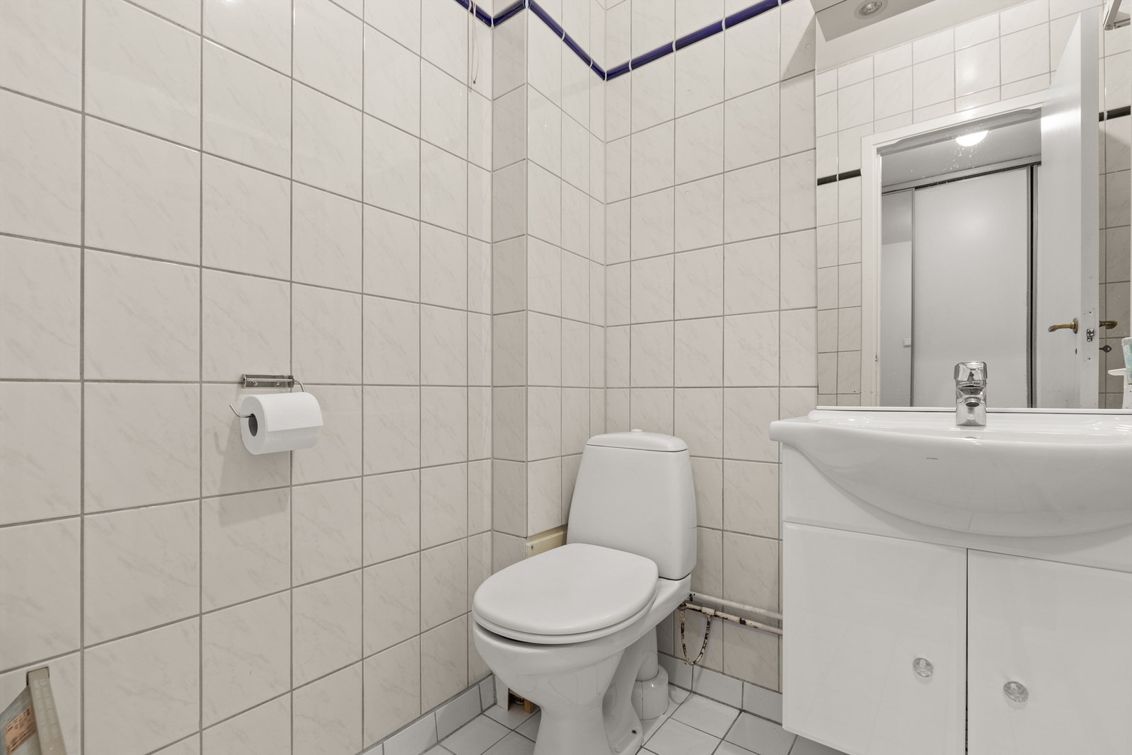 Lyst baderom med flislagte overflater. Galleribilde