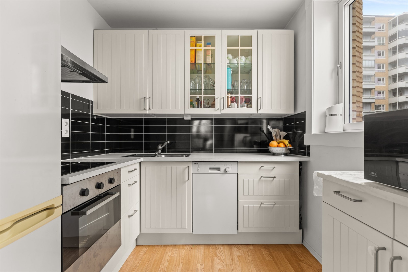 Lyst, separat kjøkken med rikelig av skap- og benkeplass. Galleribilde