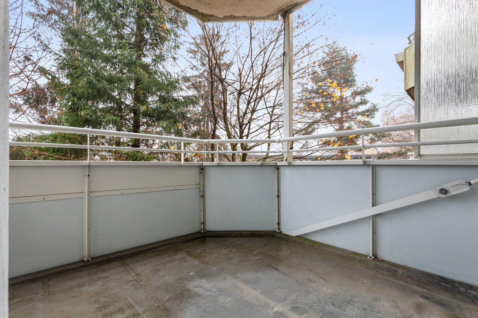 Her kan årets varme dager nytes rett utenfor egen stue i fredfulle og grønne omgivelser. Galleribilde