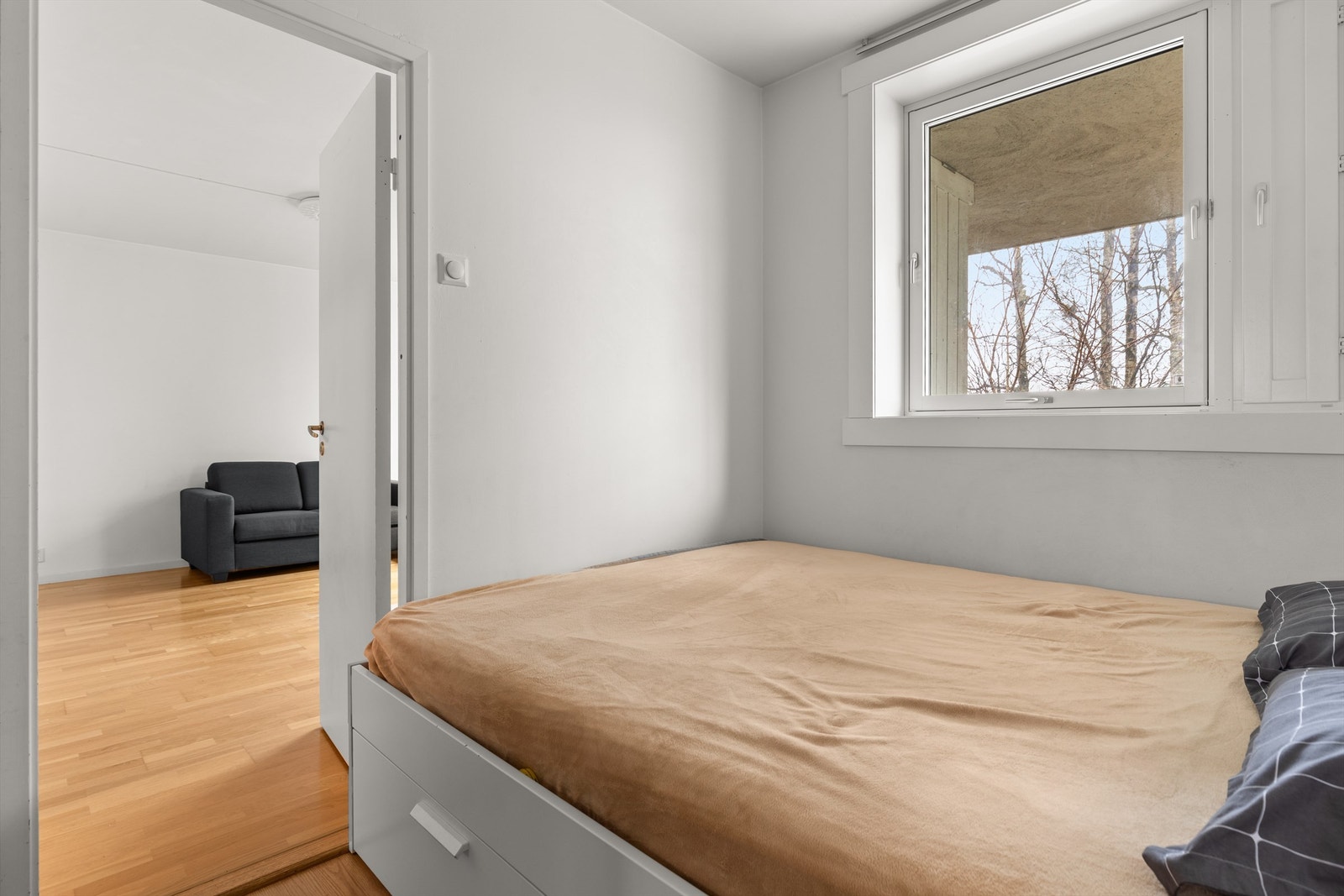 Romslig soverom med plass til dobbeltseng og tilhørende nattbord. Galleribilde