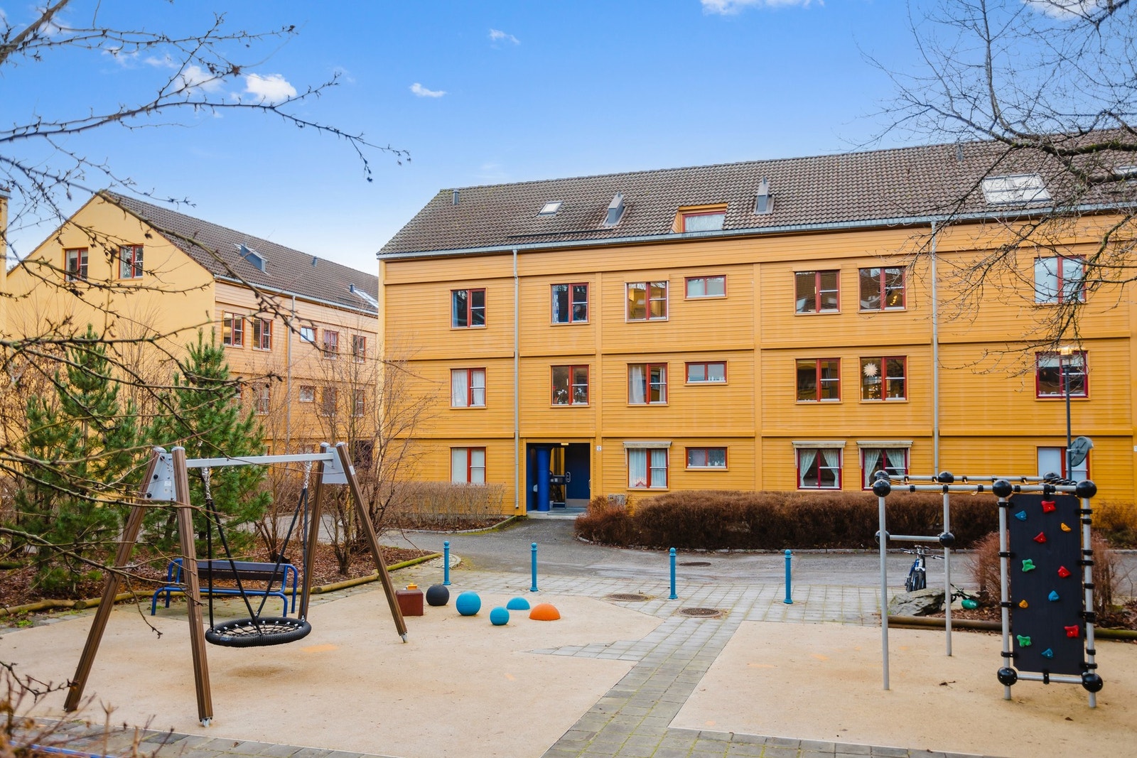 Hyggelig tun med lekeplass og sittegruppe. Galleribilde
