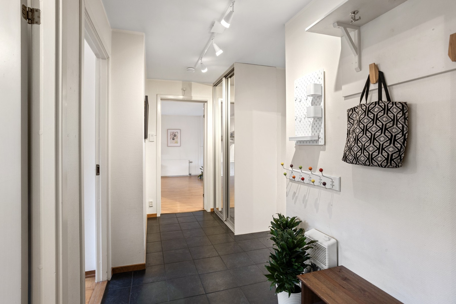 Gang med skyvedørsgarderobe til ytterklær. Galleribilde