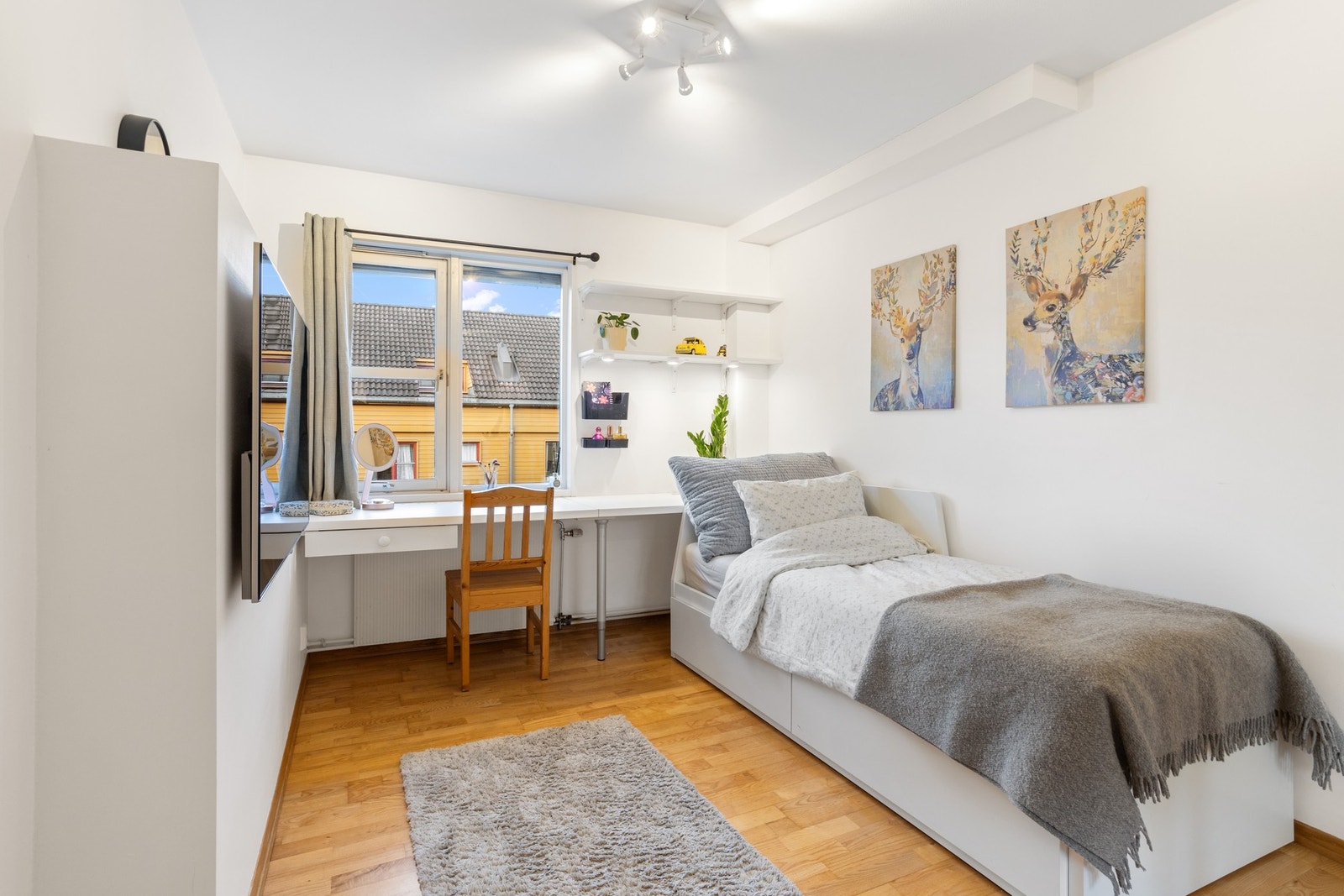 Soverom 1 benyttes i dag som tenåringsrom. Her er det god plass til seng, skrivebord og det man skulle behøve. Galleribilde