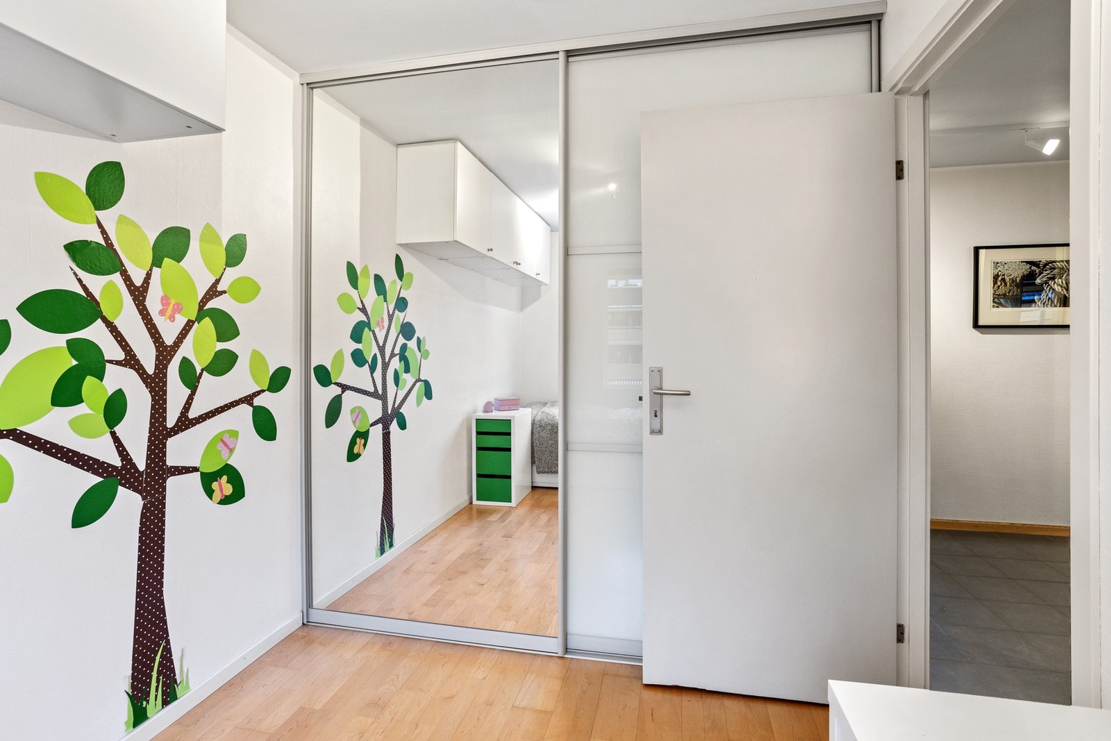 Skyvedørsgarderobe på soverom 2. Galleribilde