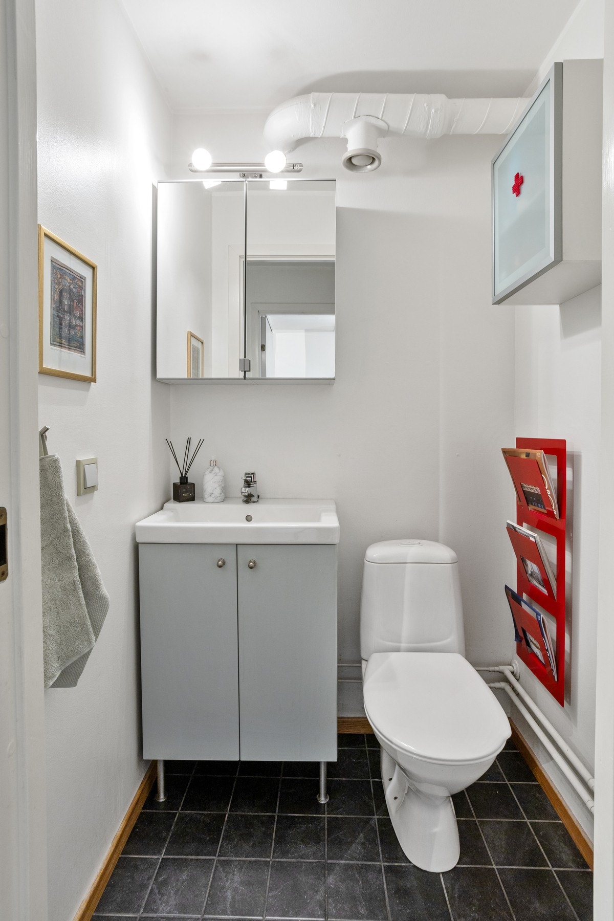 Praktisk separat toalett vegg-ivegg med badet. Enkelte beboere har slått disse rommene sammen til ett større bad. Galleribilde
