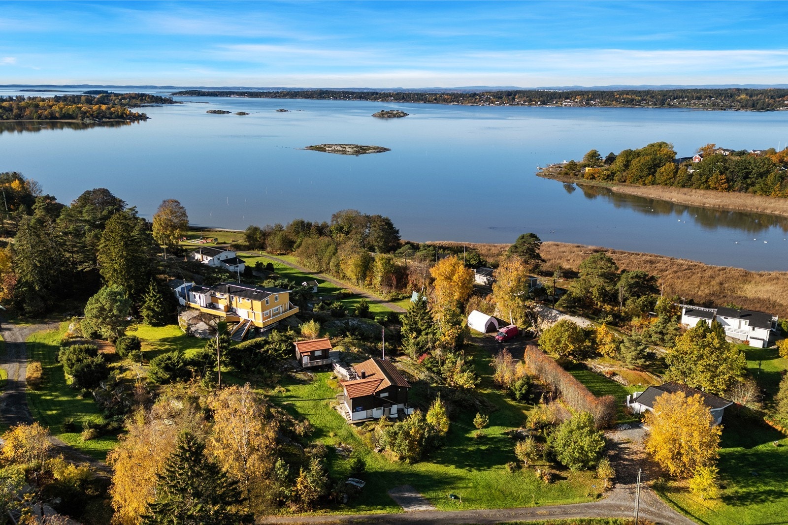 Ca 1 times kjøring til Oslo, 15 min. til Rygge flyplass og 40 min til Svinesund, gjør at man kan bo på hytta hele sommeren og likevel ha mulighet for å pendle til arbeid i Oslo, Follo og Østfold. Galleribilde