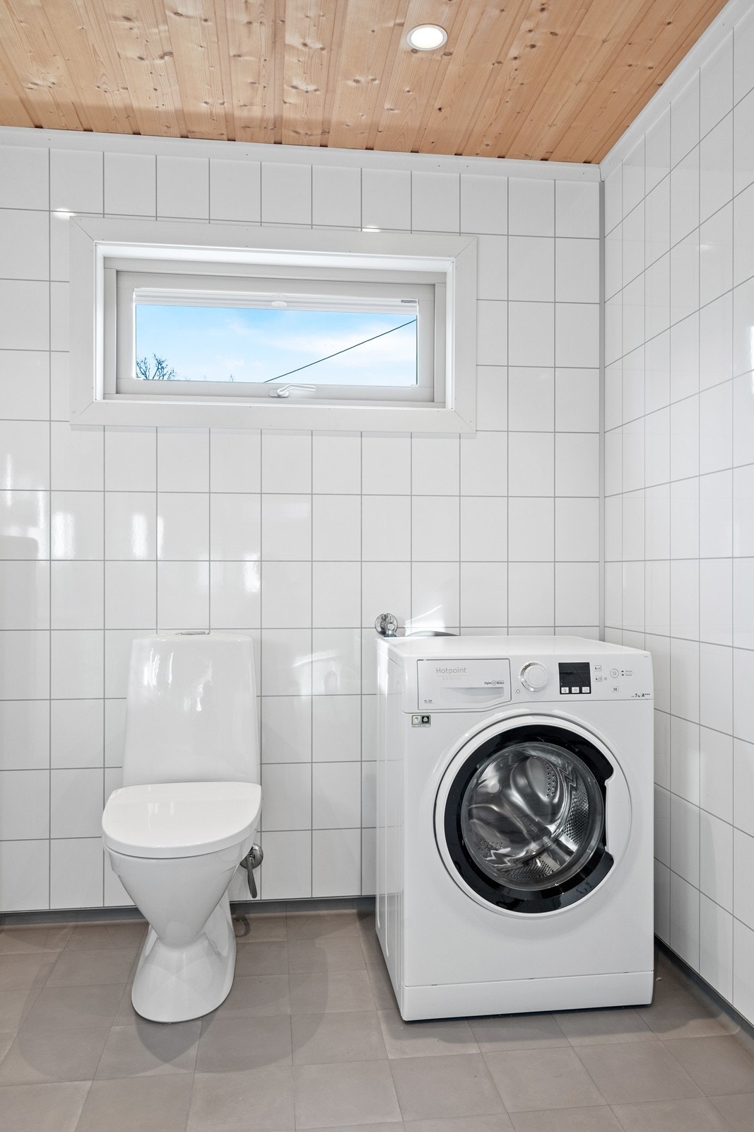Badet har innredning med nedfelt servant, gulvfestet toalett, dusjkabinett og opplegg for vaskemaskin. Galleribilde