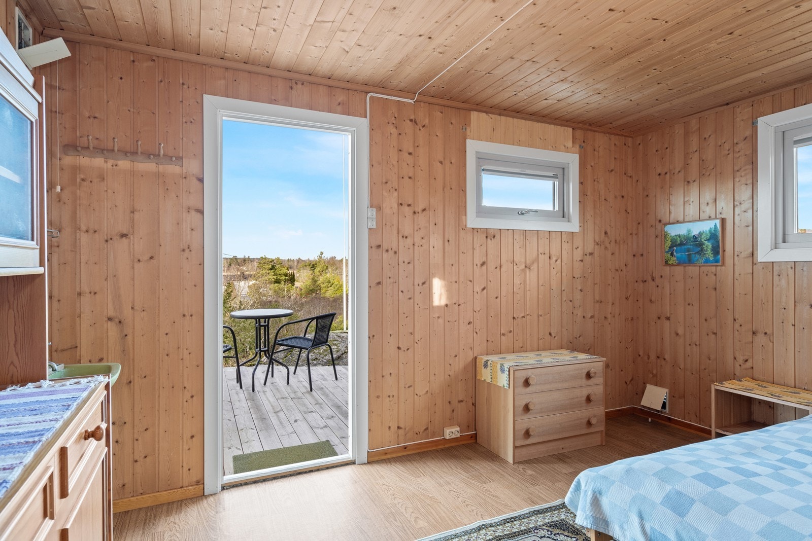 Fra annekset er det utgang til hyggelig uteplass på tomtens øvre parti mot sjøen. Galleribilde
