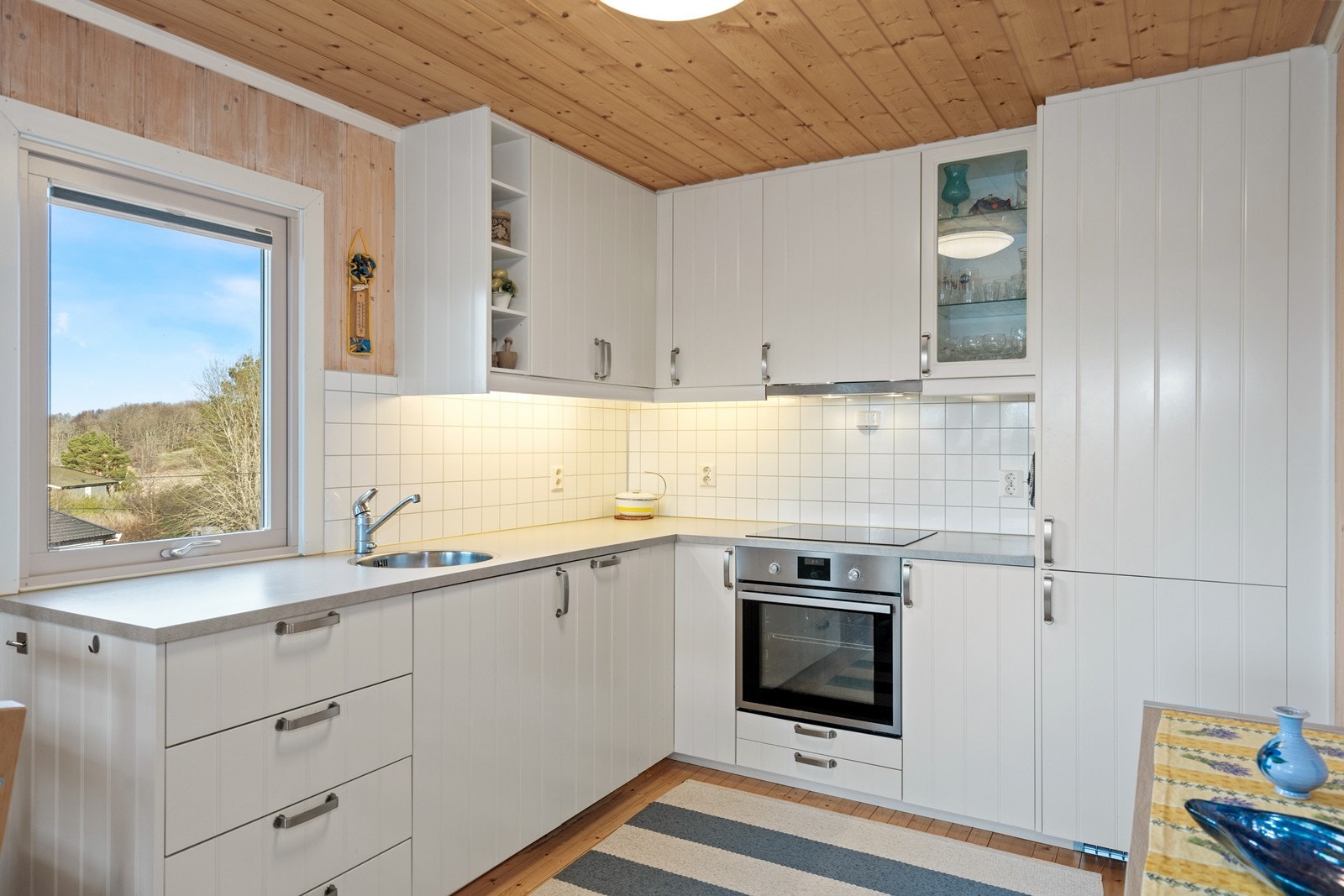 Kjøkkenet har profilerte fronter og laminat benkeplate. Integrert komfyr, platetopp, kjøl/fryseskap og oppvaskmaskin. Galleribilde