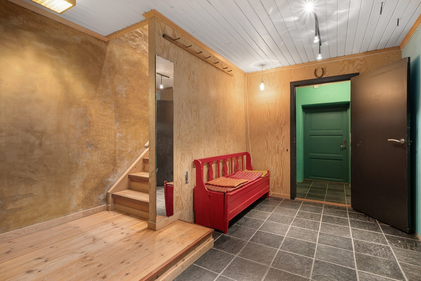 Vindfang og gang i 1. etasje. Galleribilde