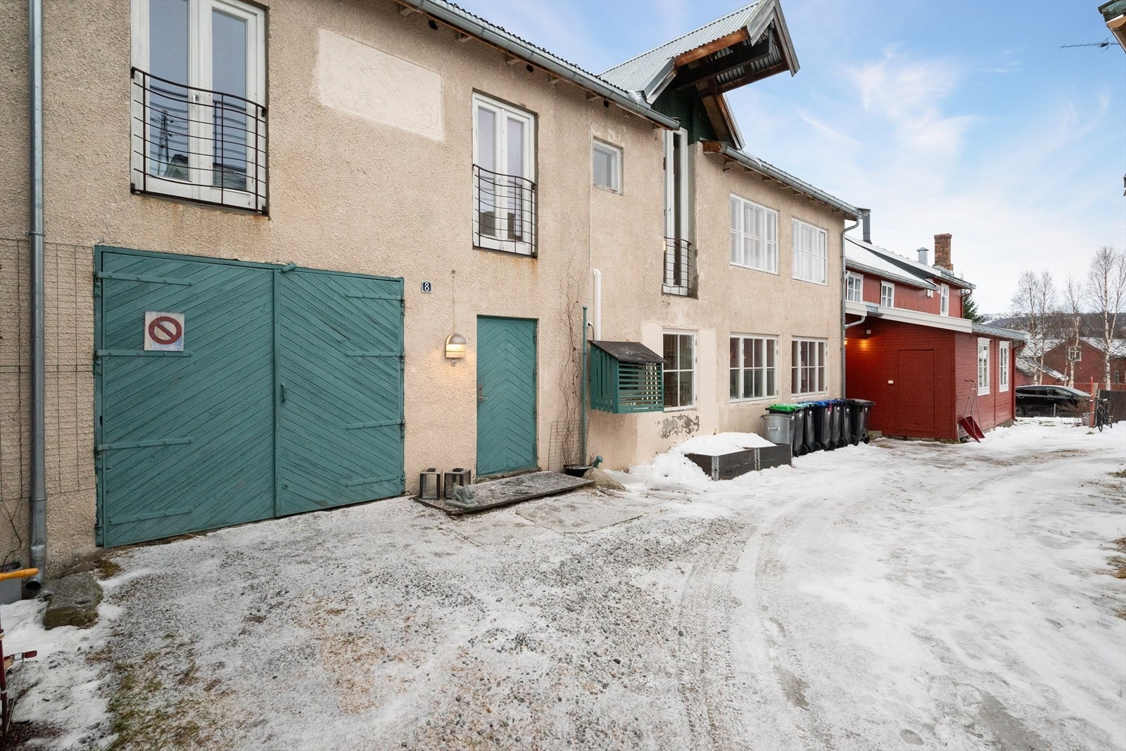Egen garasje og egen inngang. Leiligheten ligger i det som er et tidligere næringsbygg som ble bygd om til leiligheter i 97/98. Galleribilde