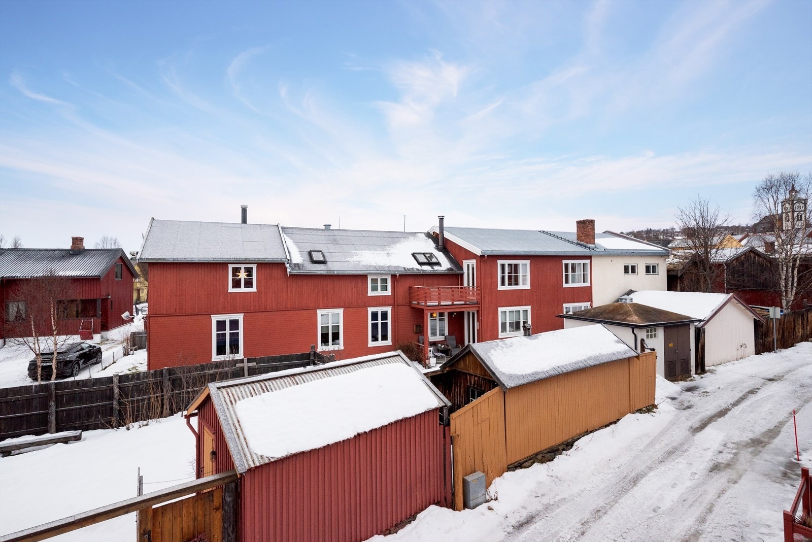 Sameiet har felles bakgård samt et gammelt grisehus som brukes til oppbevaring. Galleribilde