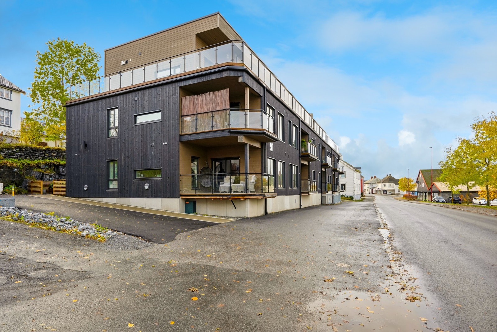 Parkeringskjeller og sportsbod ligger i etasjen under leiligheten. Galleribilde