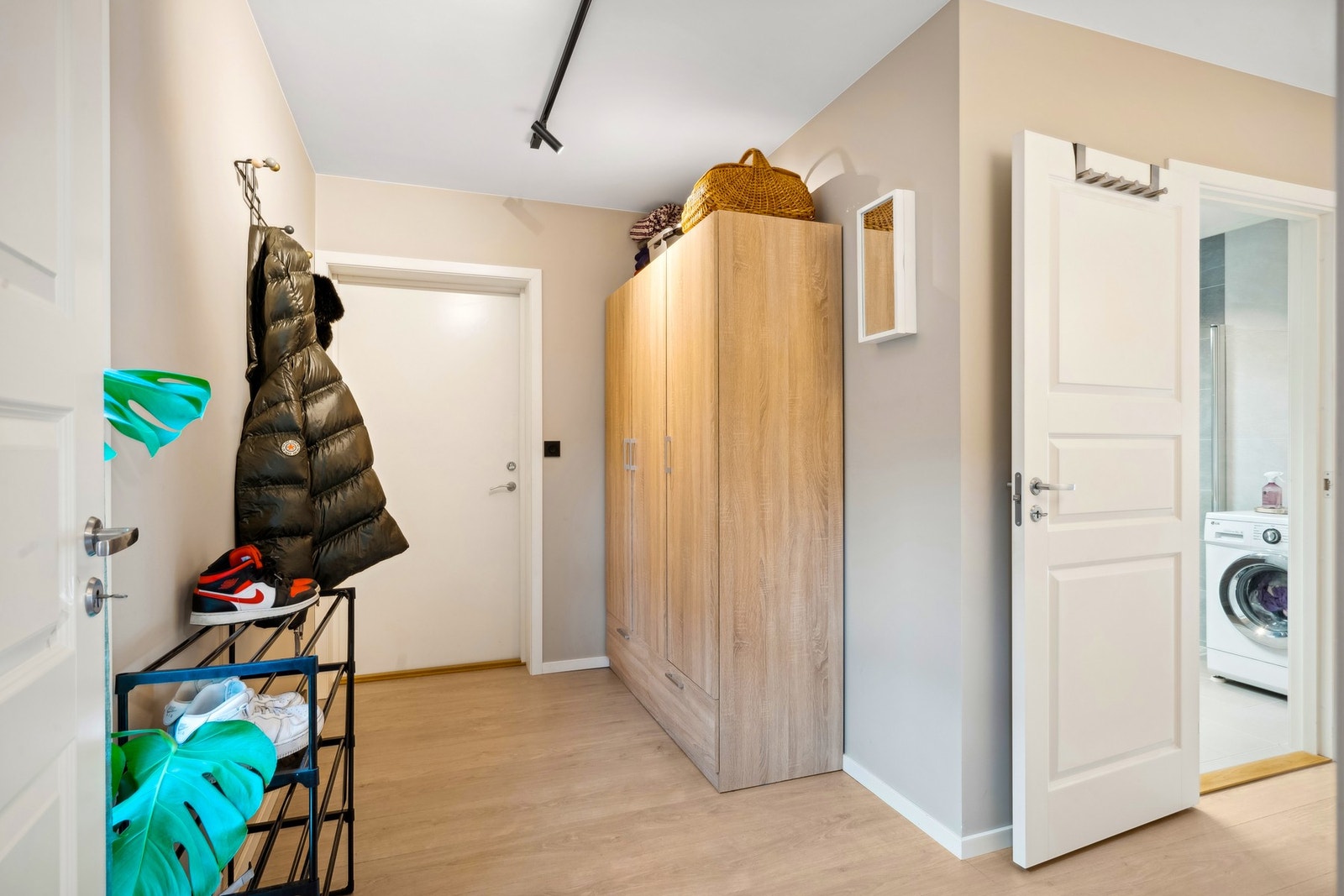 Her har du alt du trenger fordelt på 76m². Boligen inneholder gang, bod, bad/vaskerom, stue/kjøkken og 2 soverom. Galleribilde